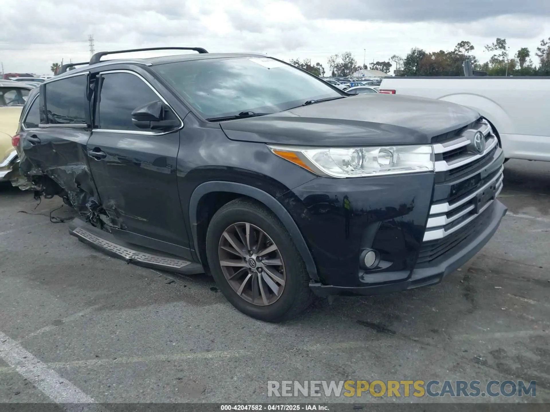 1 Photograph of a damaged car 5TDKZRFH5KS572312 TOYOTA HIGHLANDER 2019