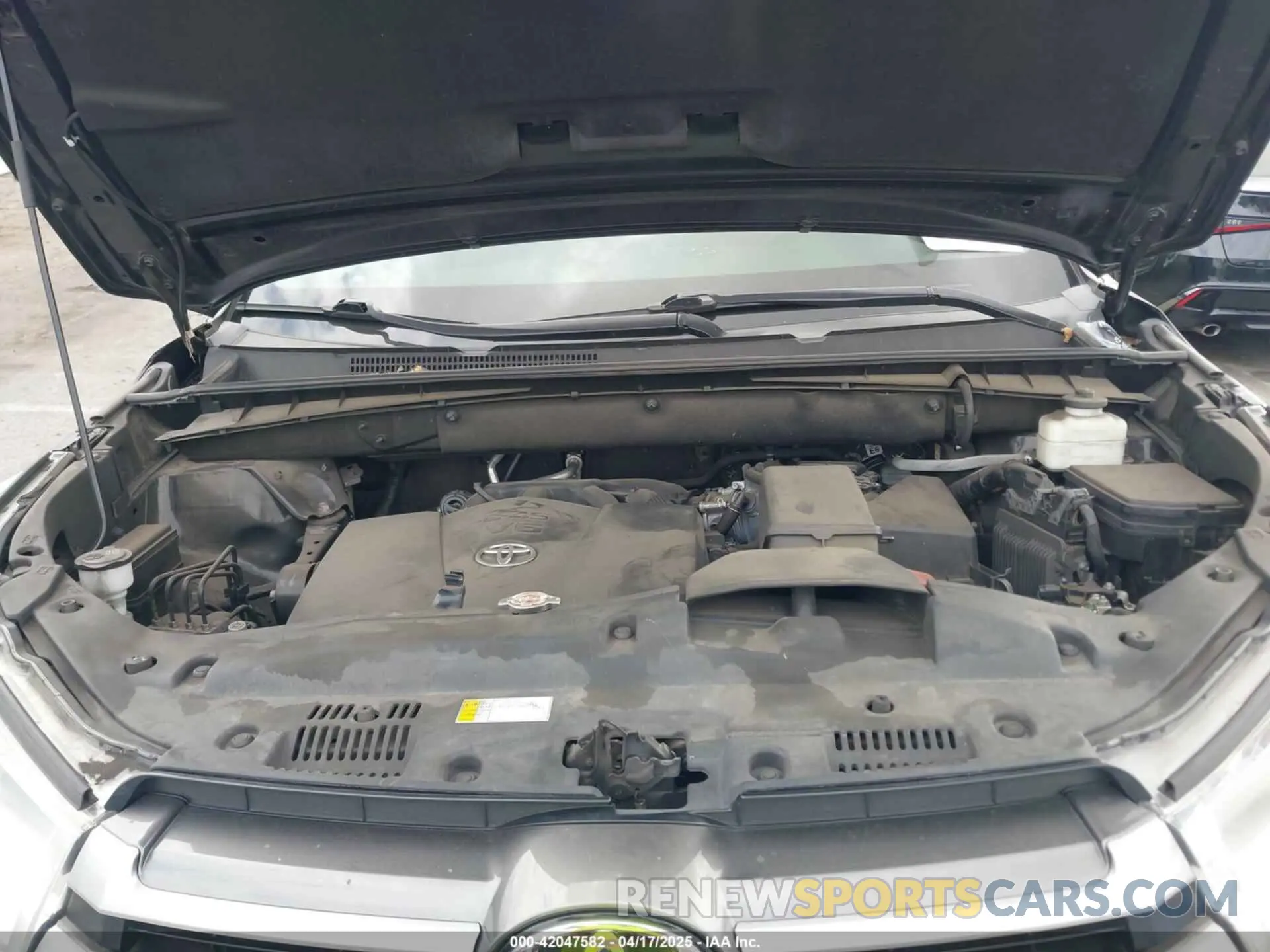 10 Photograph of a damaged car 5TDKZRFH5KS572312 TOYOTA HIGHLANDER 2019