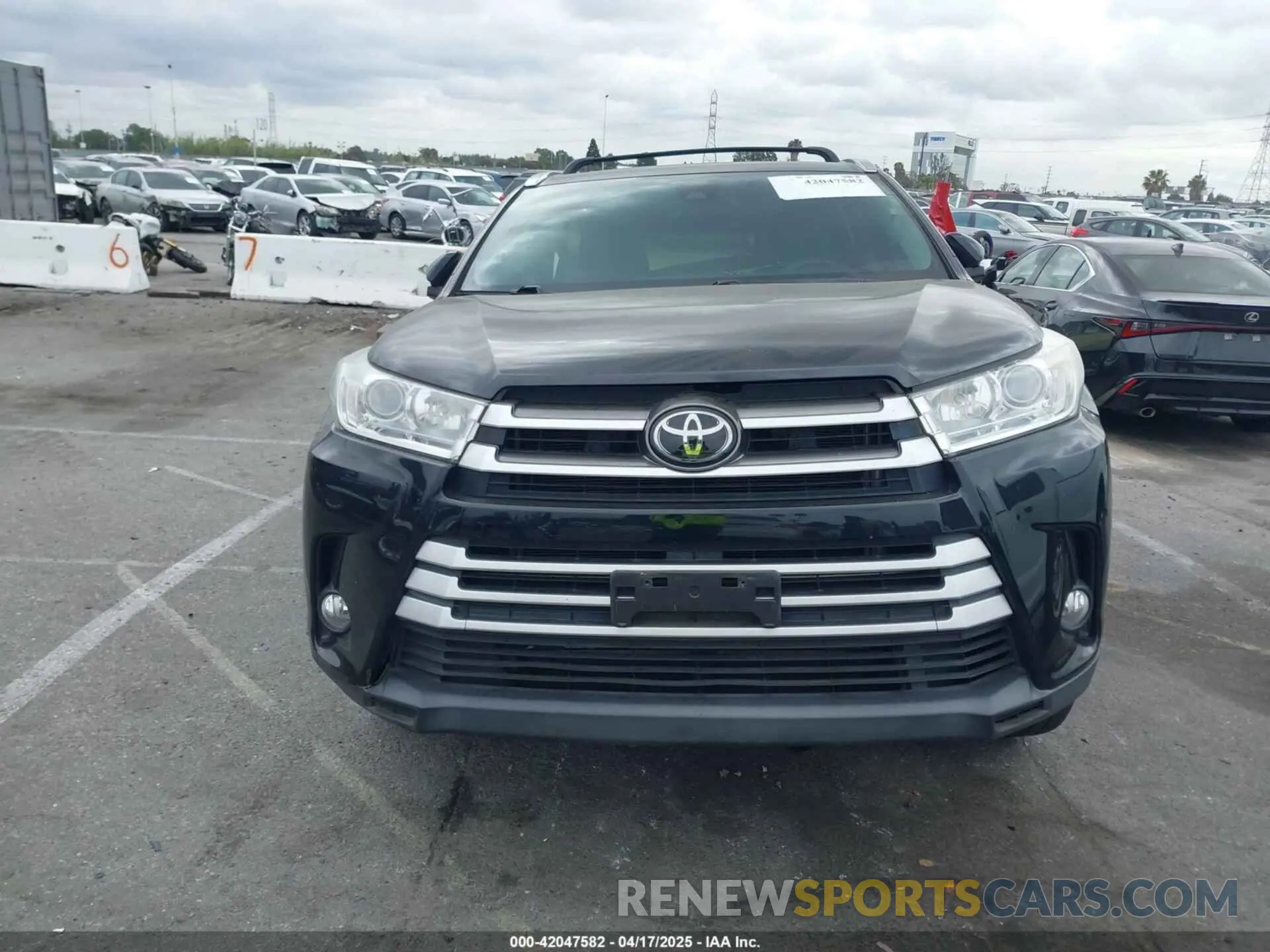13 Photograph of a damaged car 5TDKZRFH5KS572312 TOYOTA HIGHLANDER 2019