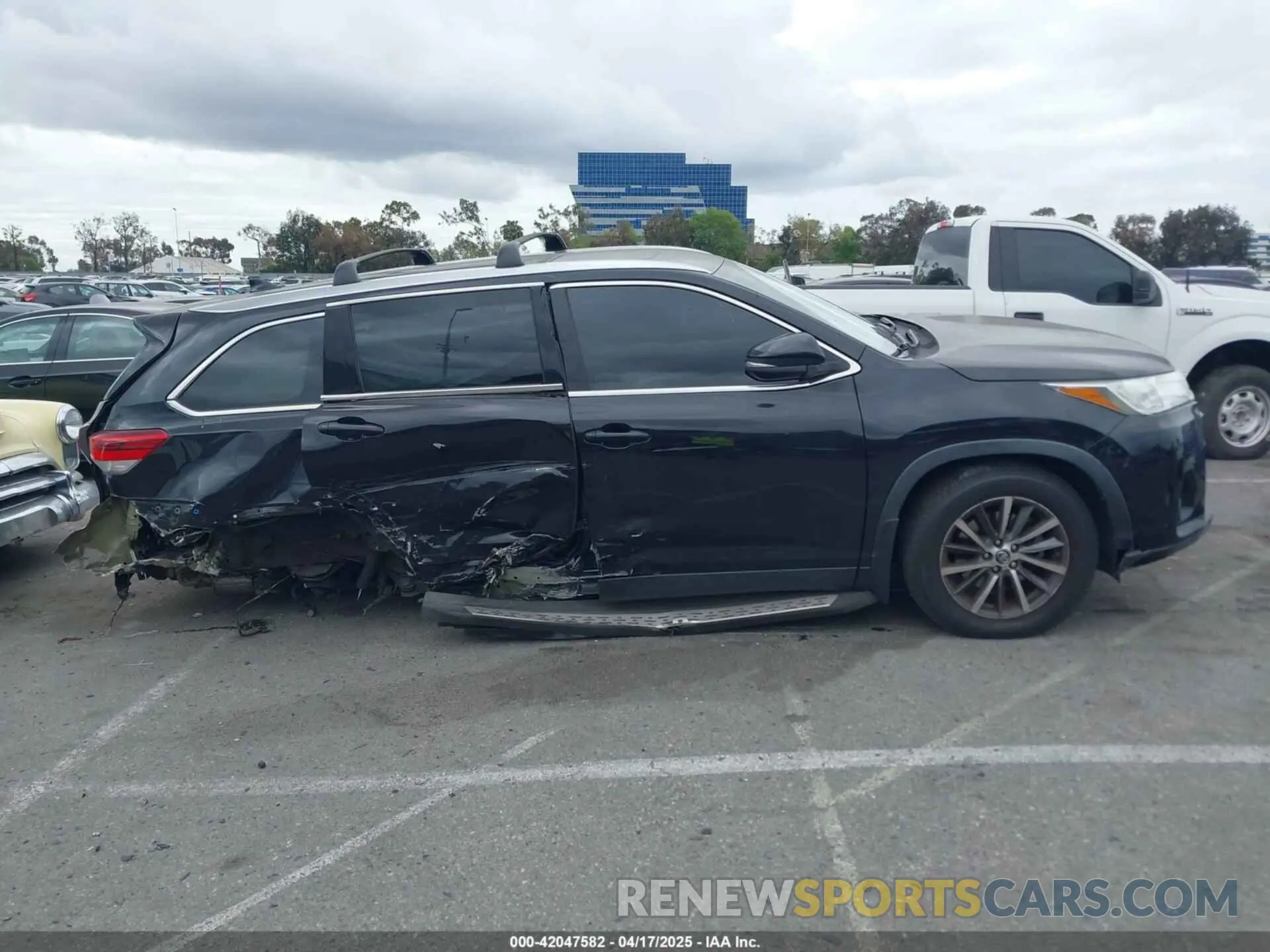 14 Photograph of a damaged car 5TDKZRFH5KS572312 TOYOTA HIGHLANDER 2019