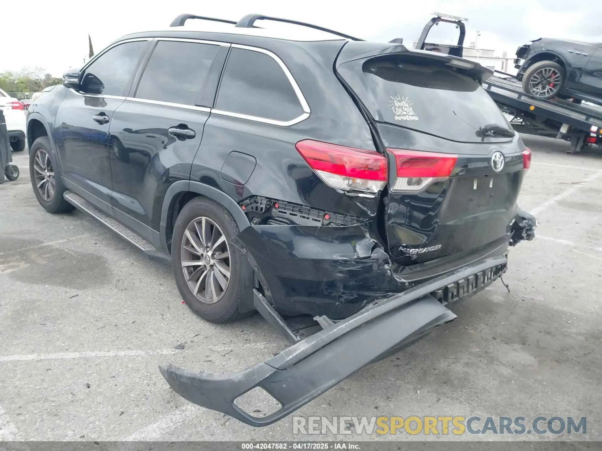 18 Photograph of a damaged car 5TDKZRFH5KS572312 TOYOTA HIGHLANDER 2019