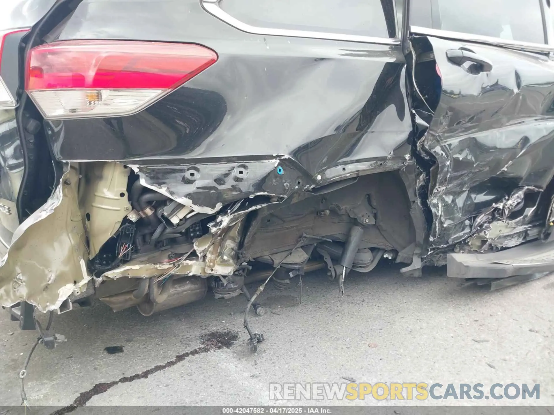 19 Photograph of a damaged car 5TDKZRFH5KS572312 TOYOTA HIGHLANDER 2019