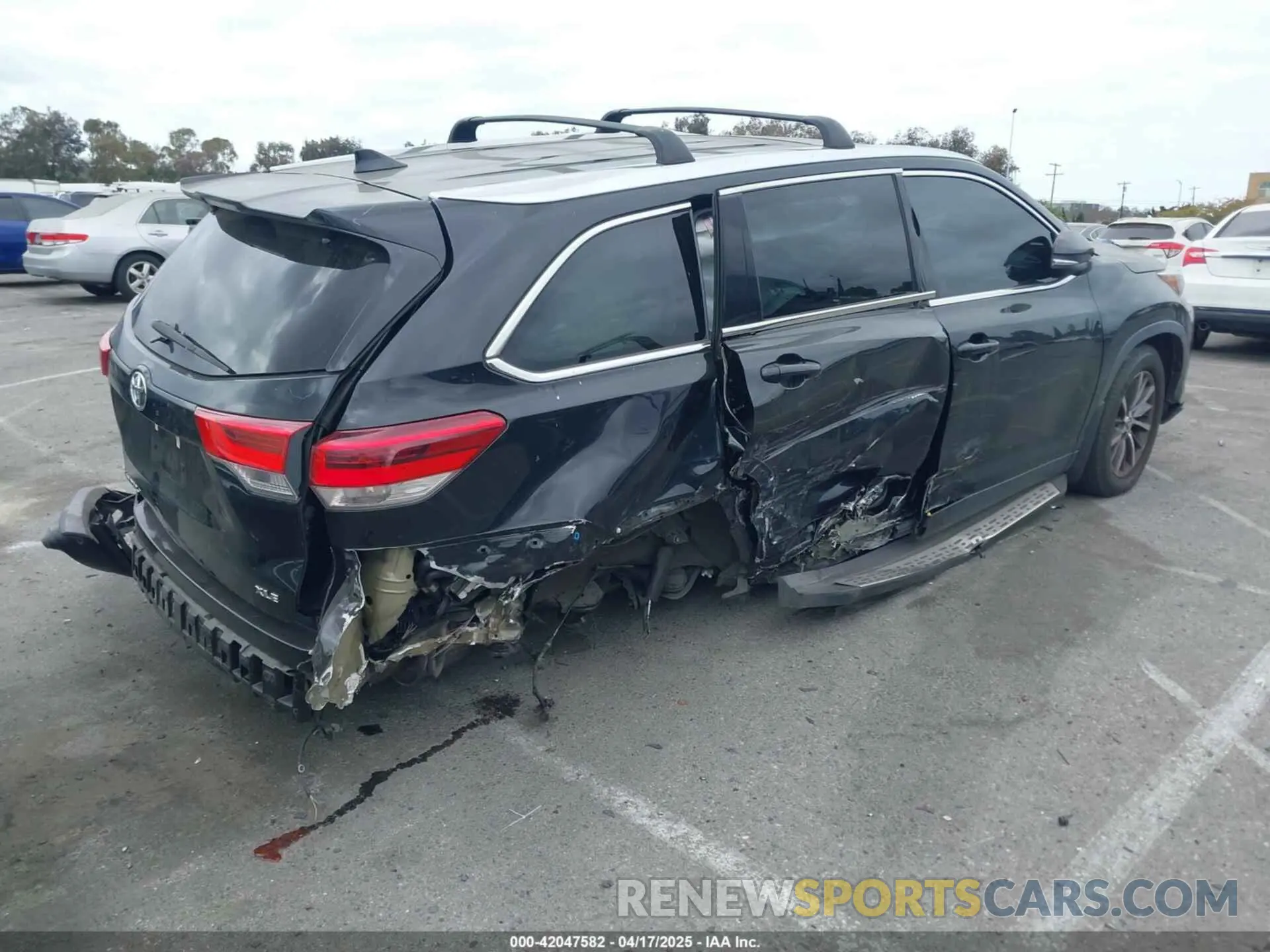 4 Photograph of a damaged car 5TDKZRFH5KS572312 TOYOTA HIGHLANDER 2019