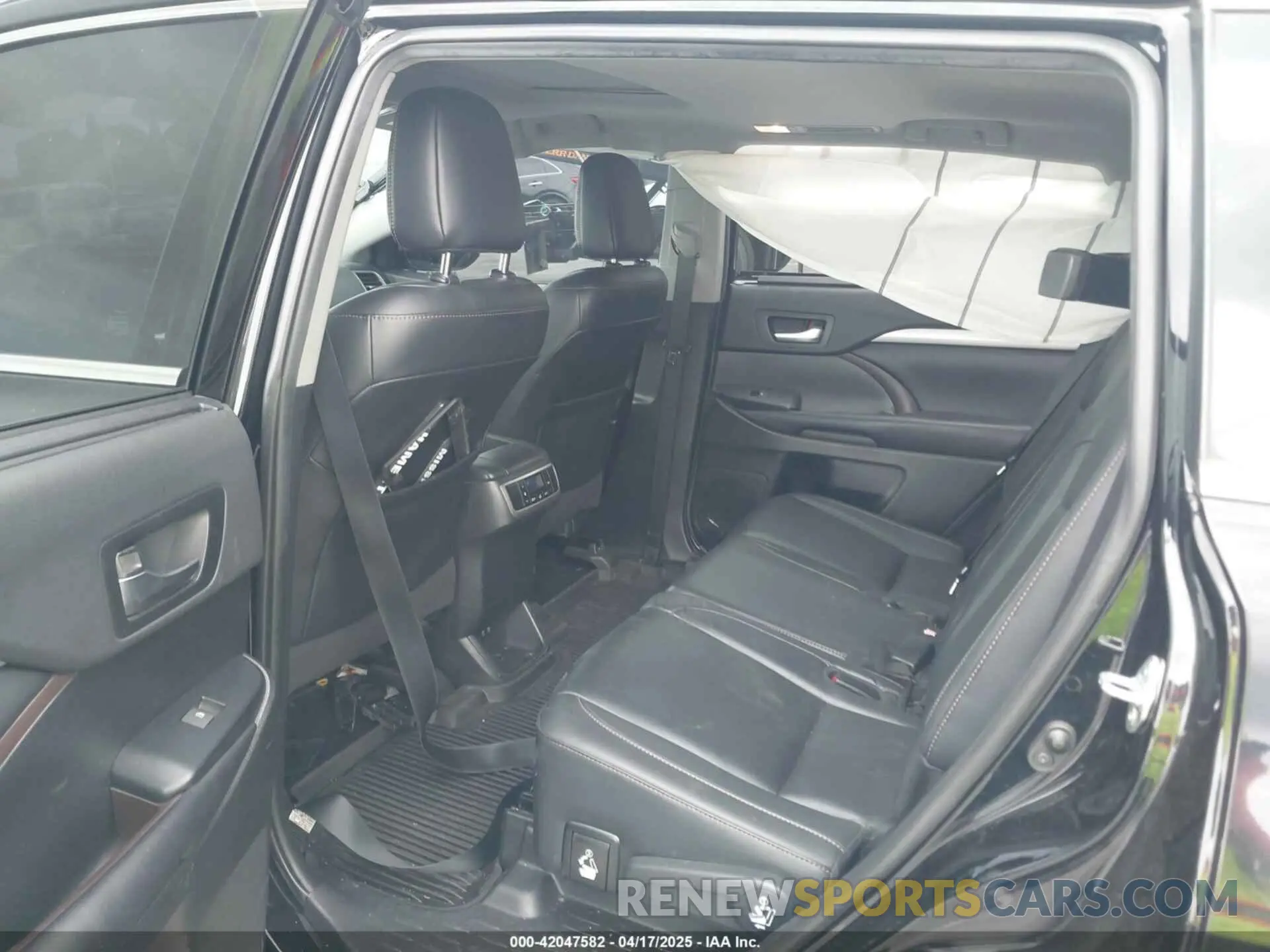 8 Photograph of a damaged car 5TDKZRFH5KS572312 TOYOTA HIGHLANDER 2019