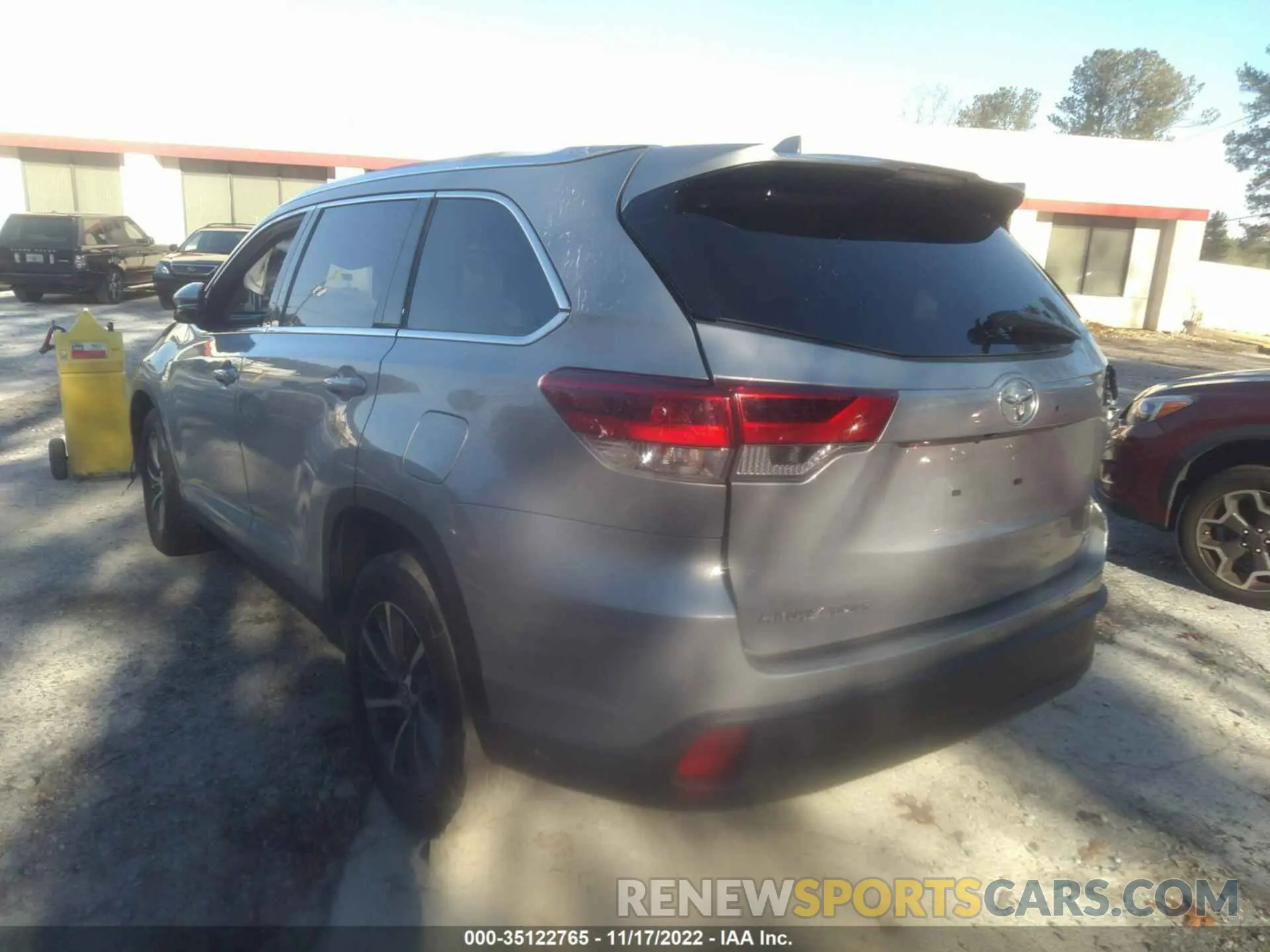 3 Photograph of a damaged car 5TDKZRFH6KS561352 TOYOTA HIGHLANDER 2019