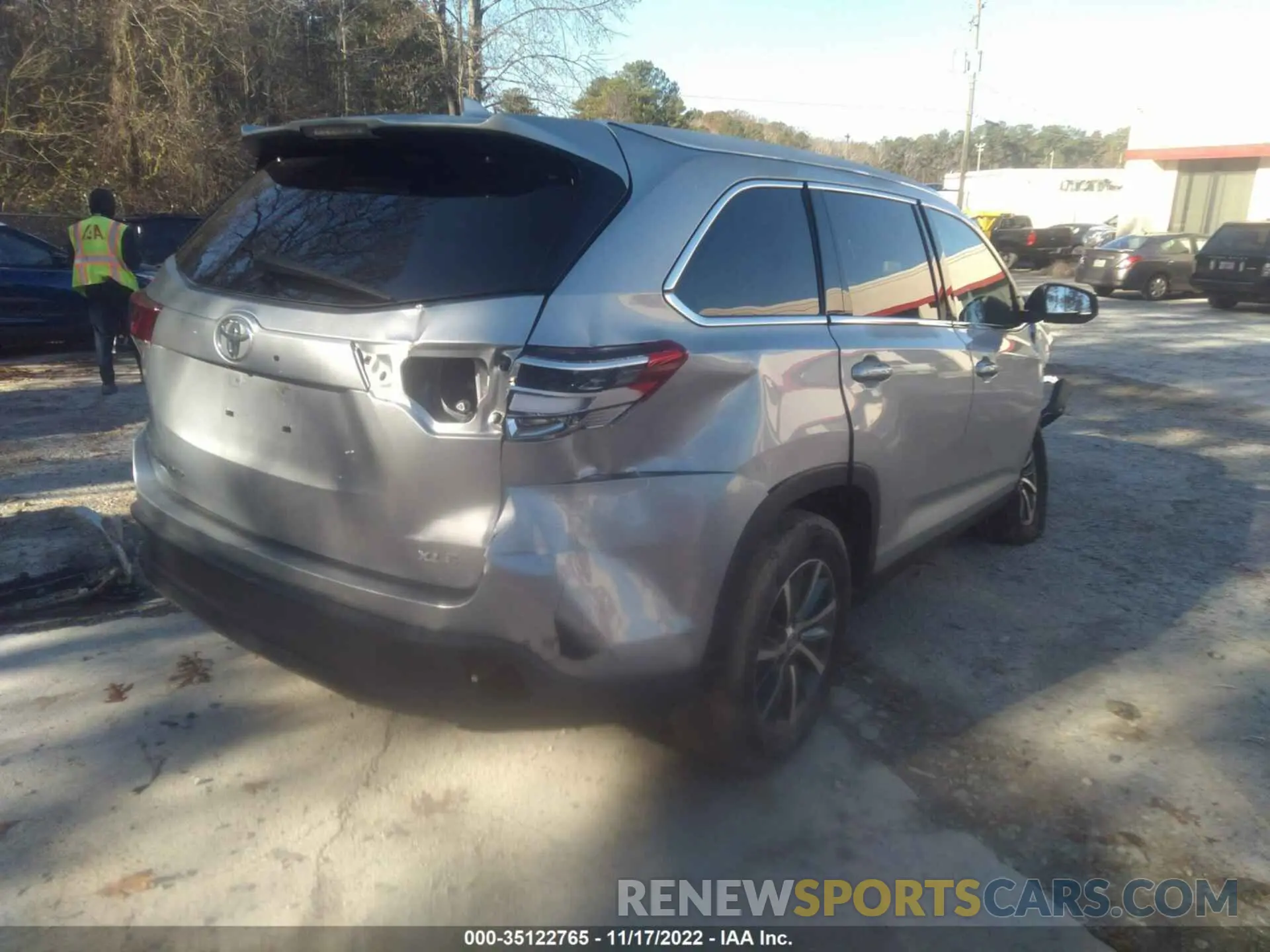 4 Photograph of a damaged car 5TDKZRFH6KS561352 TOYOTA HIGHLANDER 2019