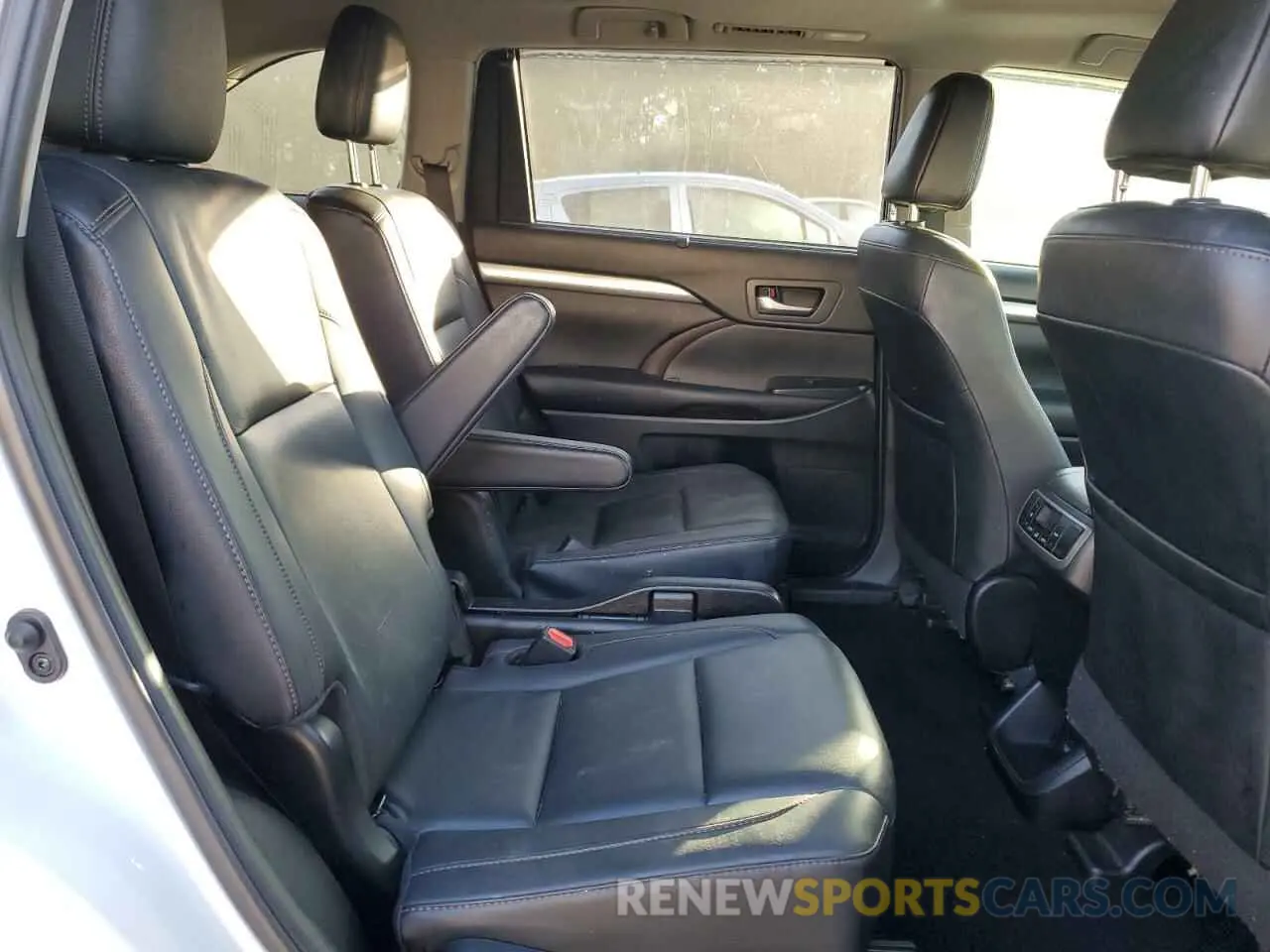 11 Photograph of a damaged car 5TDKZRFH6KS565742 TOYOTA HIGHLANDER 2019