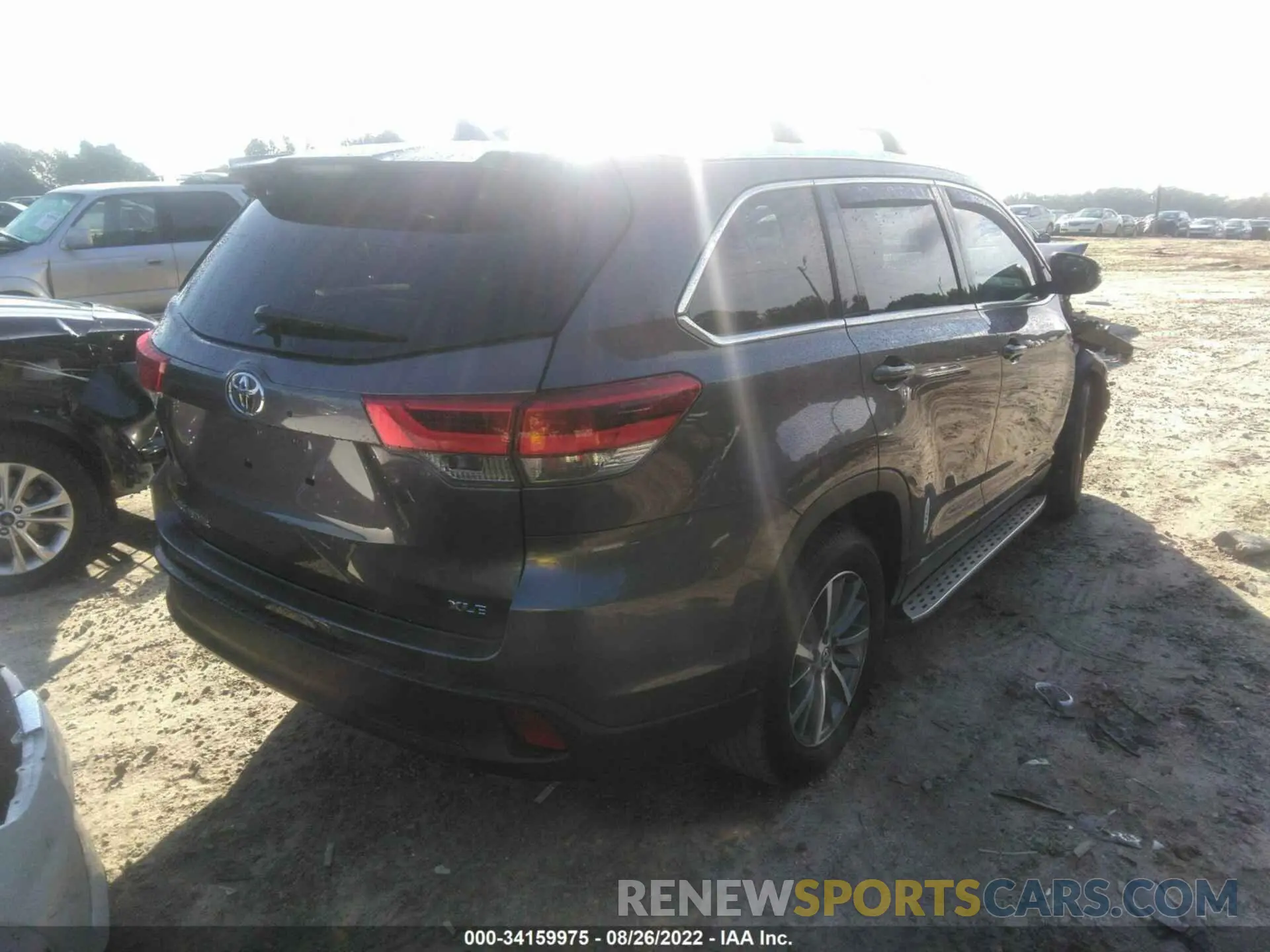 4 Photograph of a damaged car 5TDKZRFH7KS315362 TOYOTA HIGHLANDER 2019