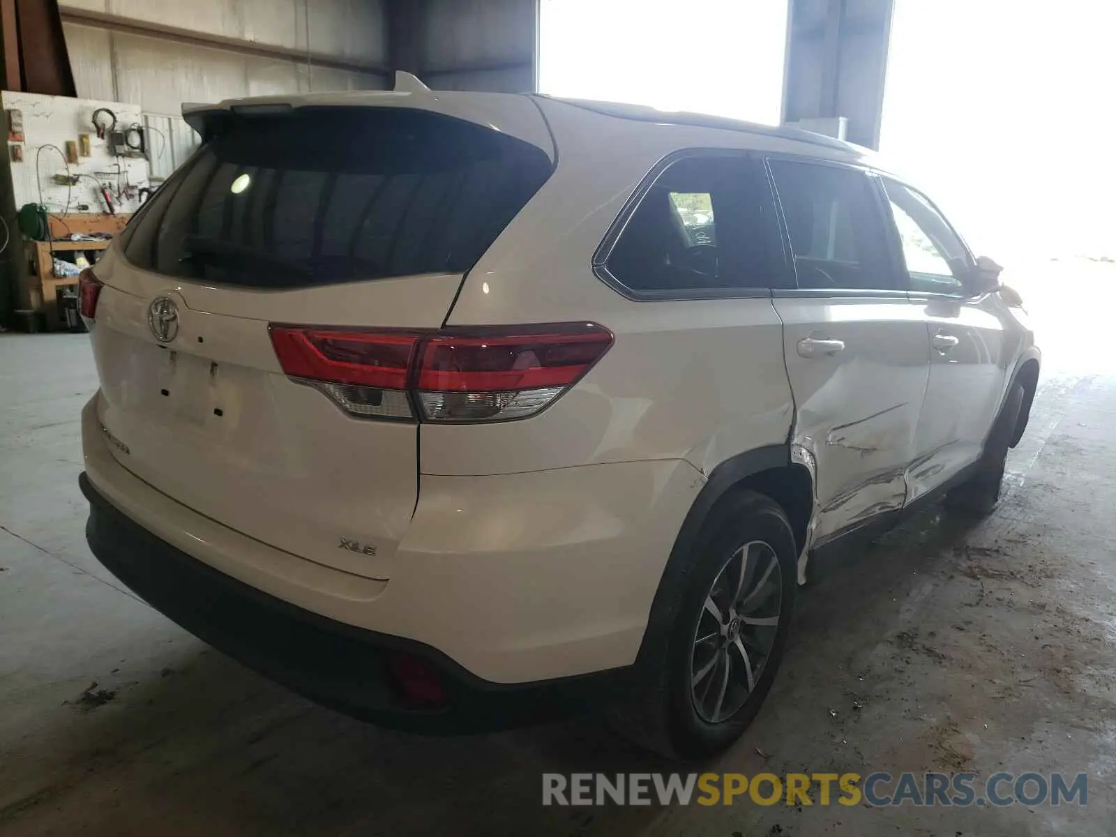 4 Photograph of a damaged car 5TDKZRFH7KS320321 TOYOTA HIGHLANDER 2019