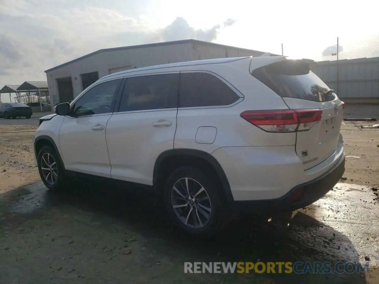 2 Photograph of a damaged car 5TDKZRFH7KS325499 TOYOTA HIGHLANDER 2019