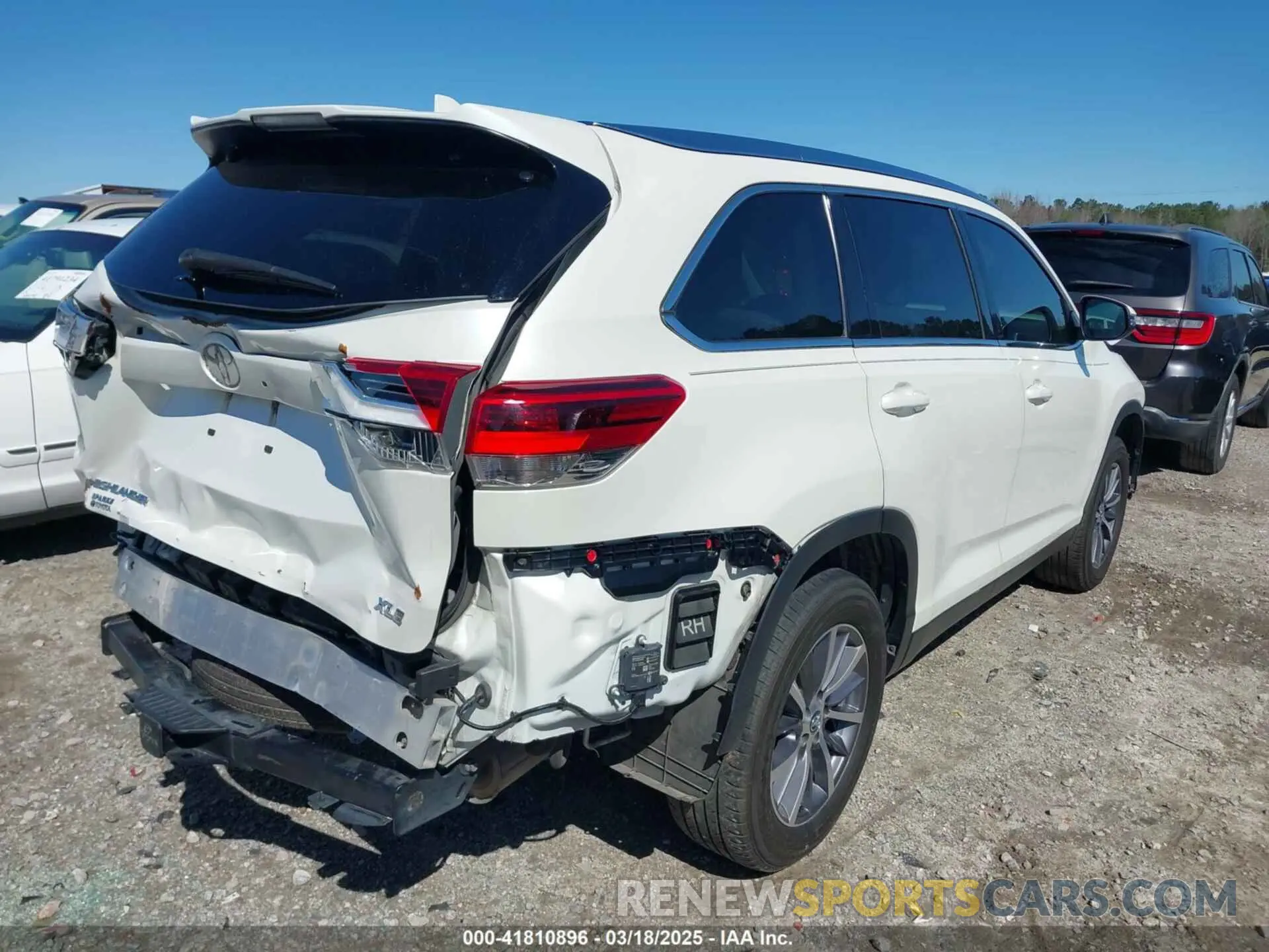 4 Photograph of a damaged car 5TDKZRFH8KS309666 TOYOTA HIGHLANDER 2019