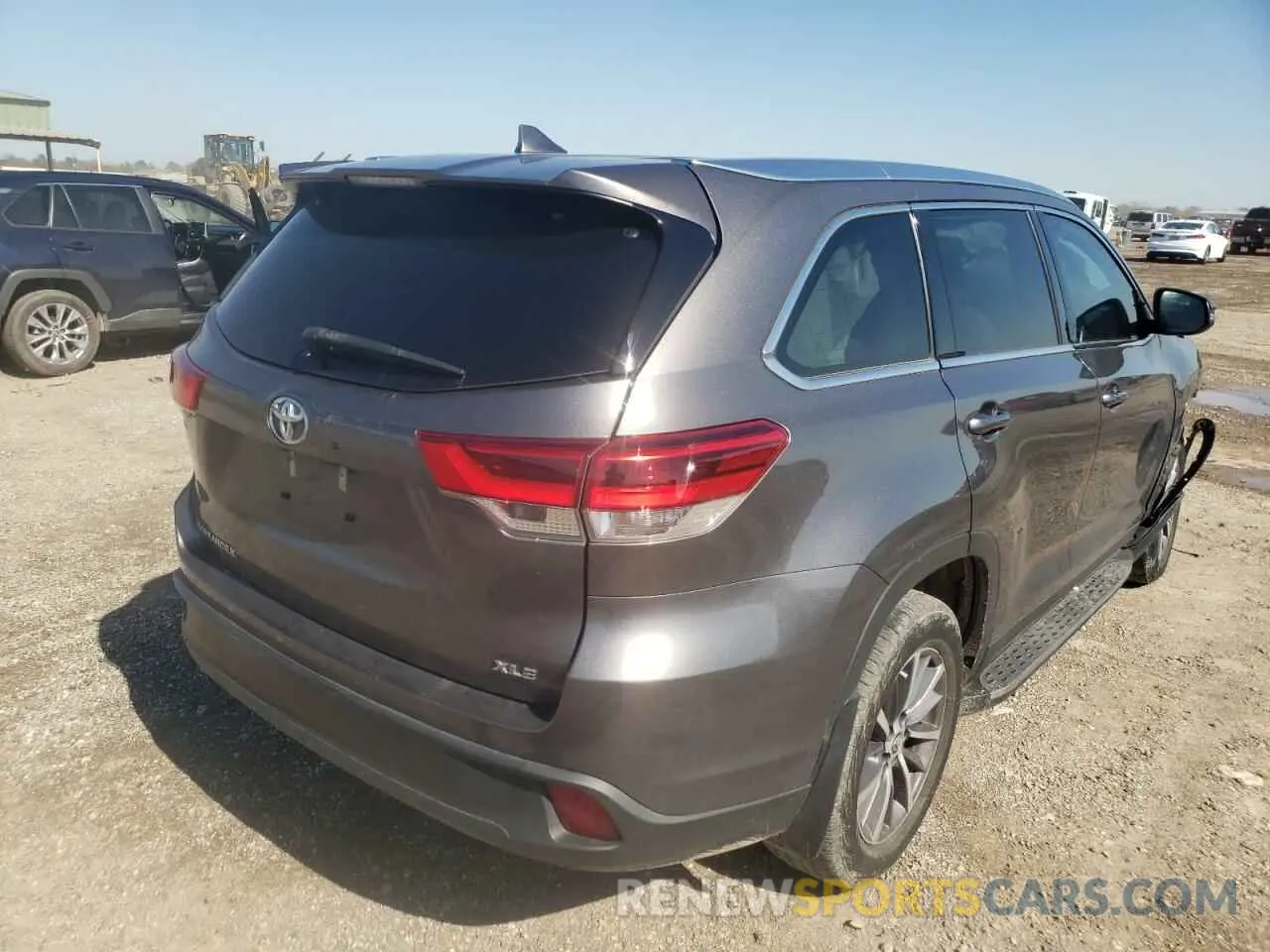 4 Photograph of a damaged car 5TDKZRFH8KS321963 TOYOTA HIGHLANDER 2019