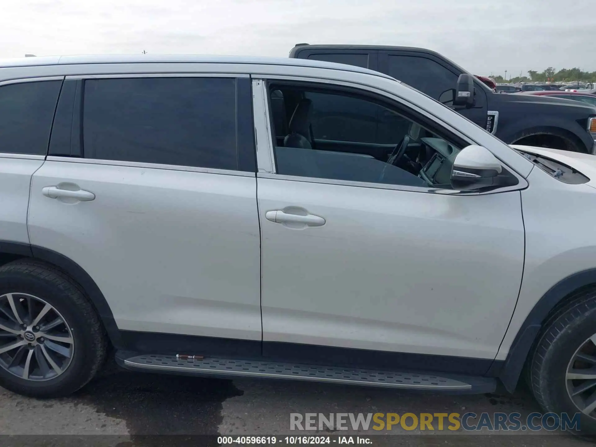 13 Photograph of a damaged car 5TDKZRFH8KS552846 TOYOTA HIGHLANDER 2019