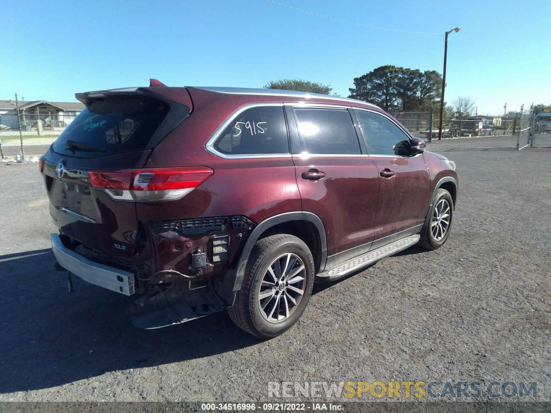 4 Photograph of a damaged car 5TDKZRFH9KS341199 TOYOTA HIGHLANDER 2019