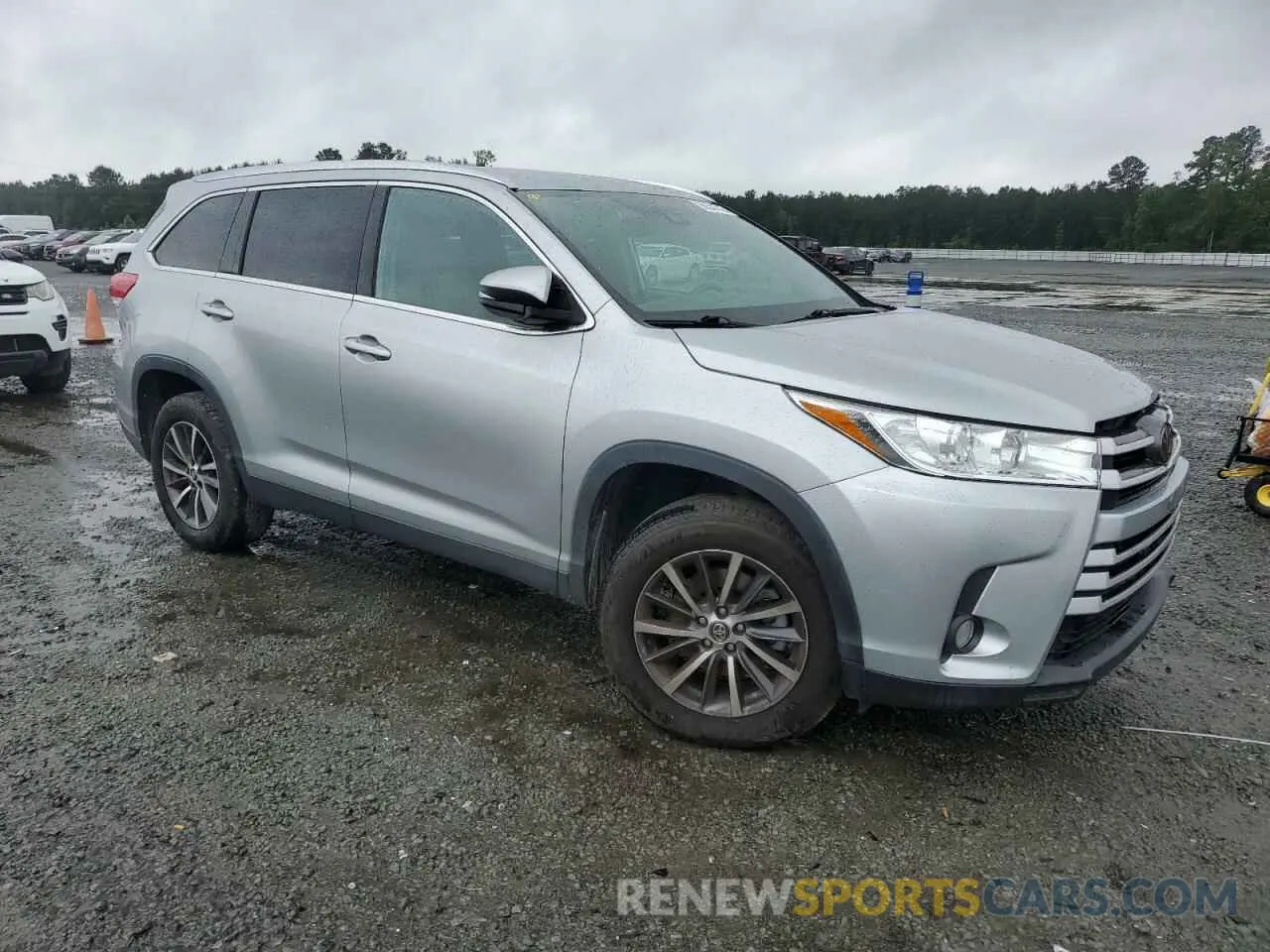 4 Photograph of a damaged car 5TDKZRFHXKS552573 TOYOTA HIGHLANDER 2019