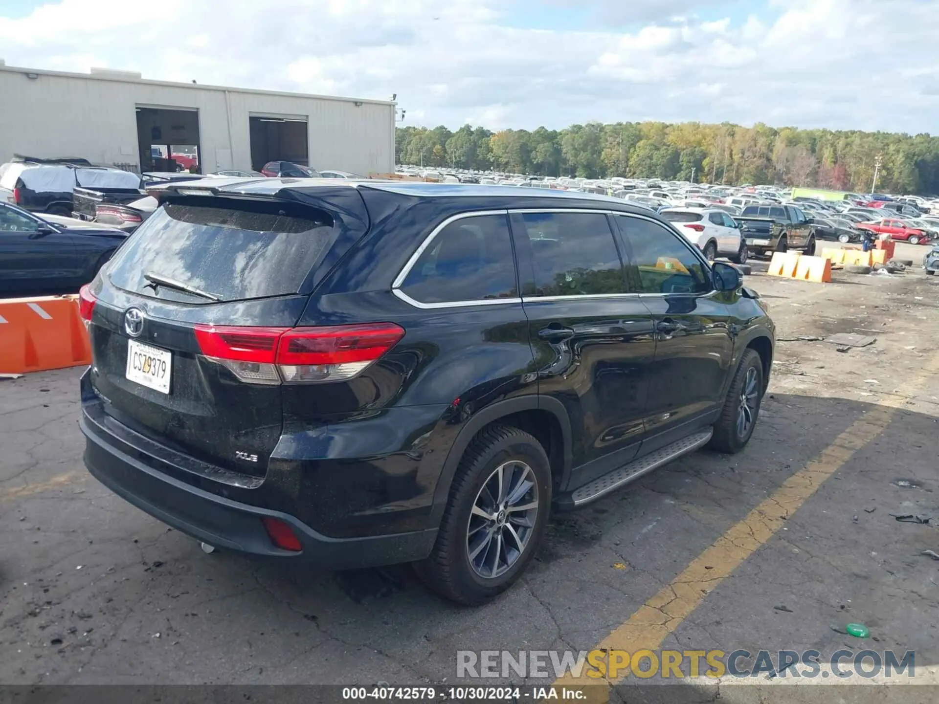 4 Photograph of a damaged car 5TDKZRFHXKS557501 TOYOTA HIGHLANDER 2019