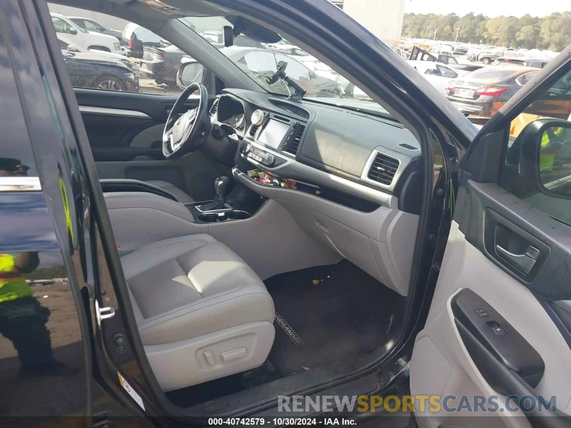 5 Photograph of a damaged car 5TDKZRFHXKS557501 TOYOTA HIGHLANDER 2019