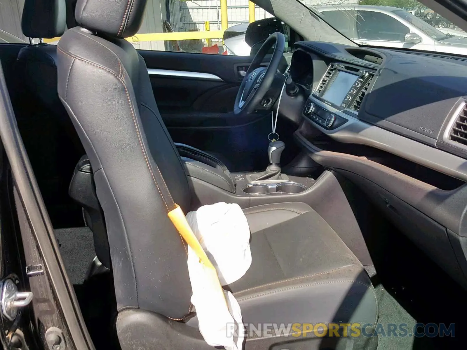 5 Photograph of a damaged car 5TDKZRFHXKS560818 TOYOTA HIGHLANDER 2019