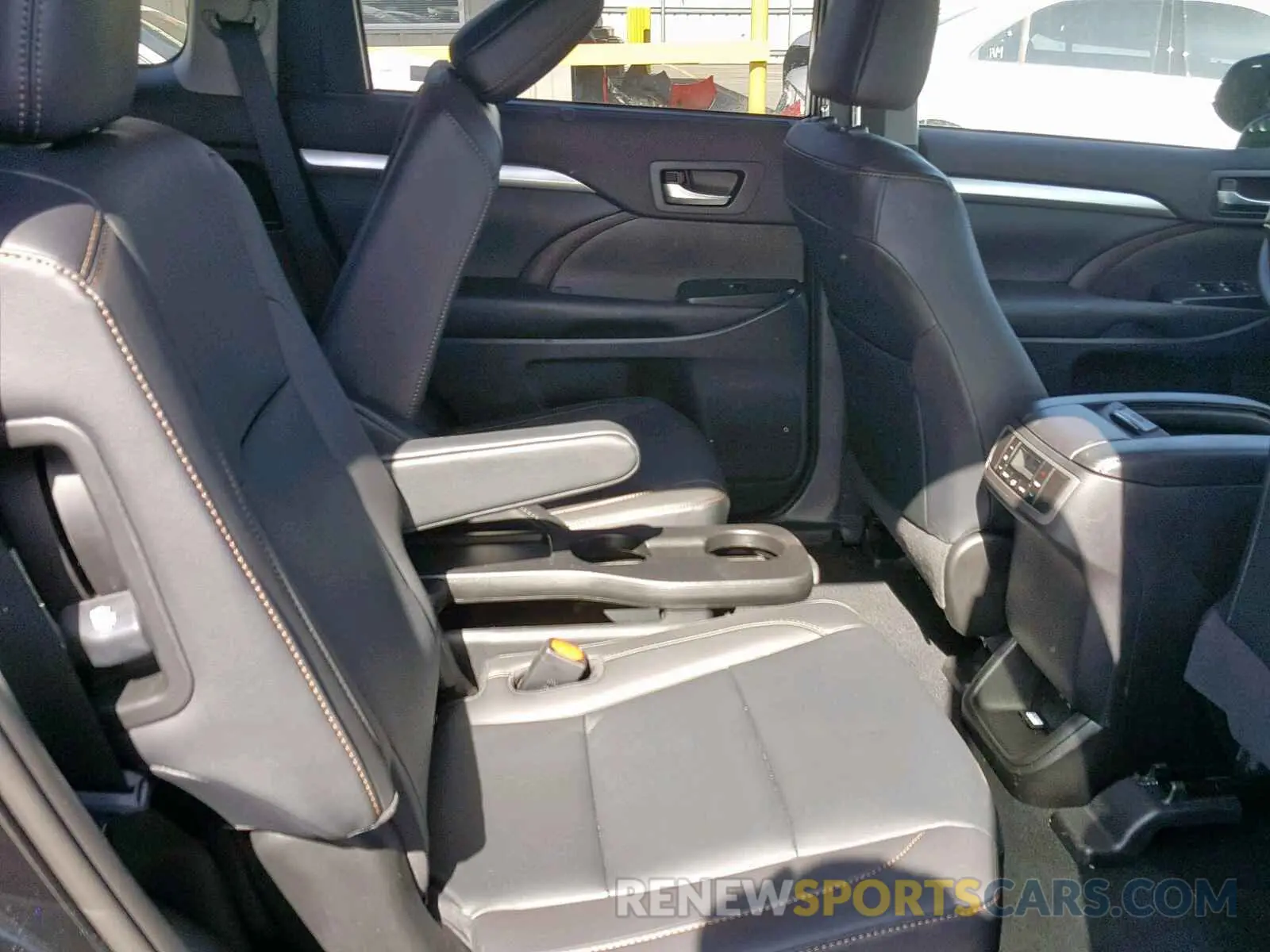 6 Photograph of a damaged car 5TDKZRFHXKS560818 TOYOTA HIGHLANDER 2019