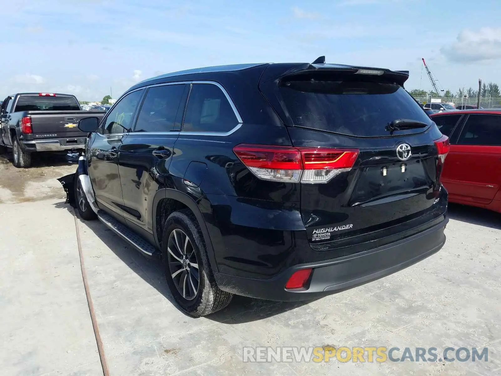 3 Photograph of a damaged car 5TDKZRFHXKS566196 TOYOTA HIGHLANDER 2019