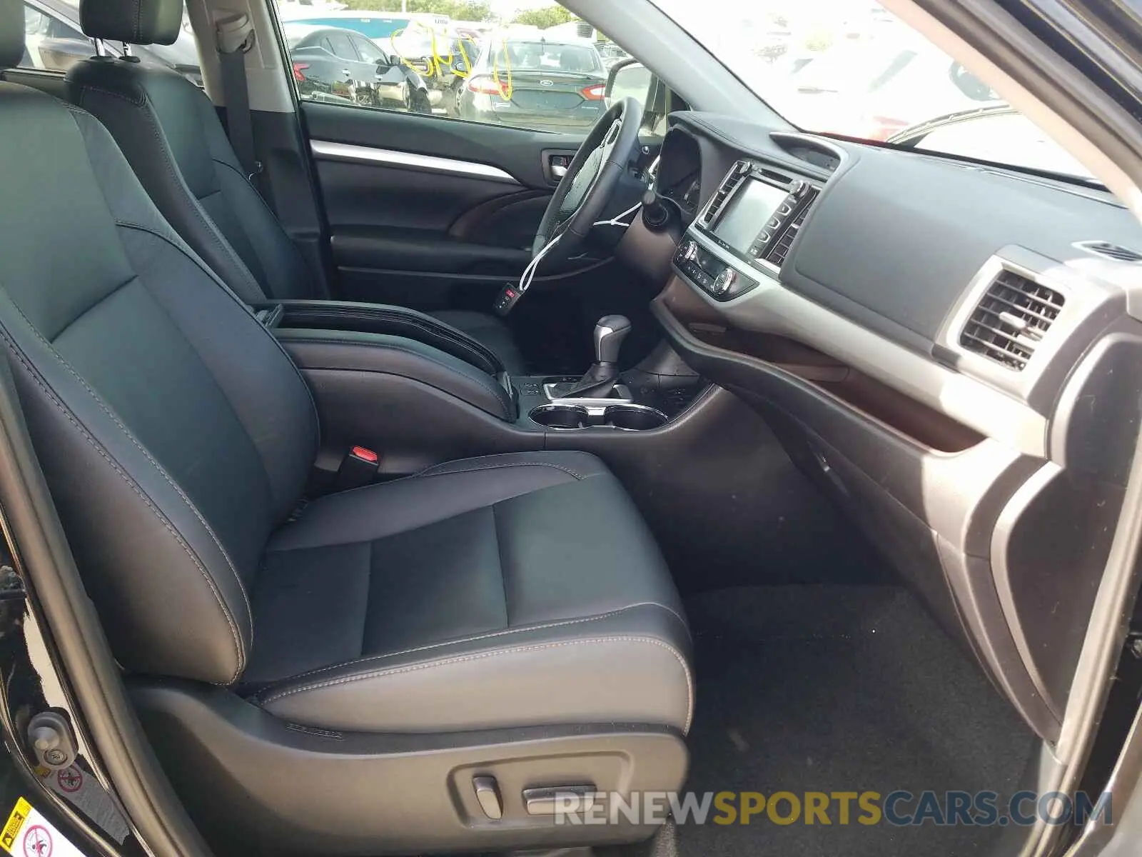 5 Photograph of a damaged car 5TDKZRFHXKS566196 TOYOTA HIGHLANDER 2019