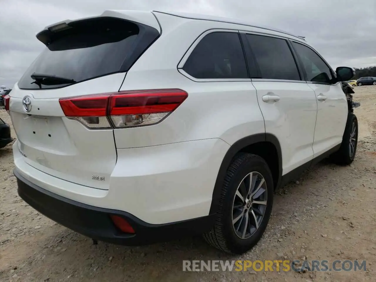 4 Photograph of a damaged car 5TDKZRFHXKS574590 TOYOTA HIGHLANDER 2019
