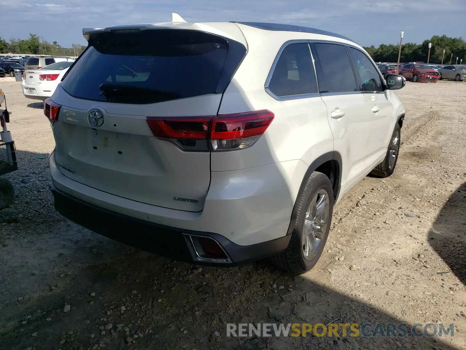 4 Photograph of a damaged car 5TDYZRFH0KS332966 TOYOTA HIGHLANDER 2019