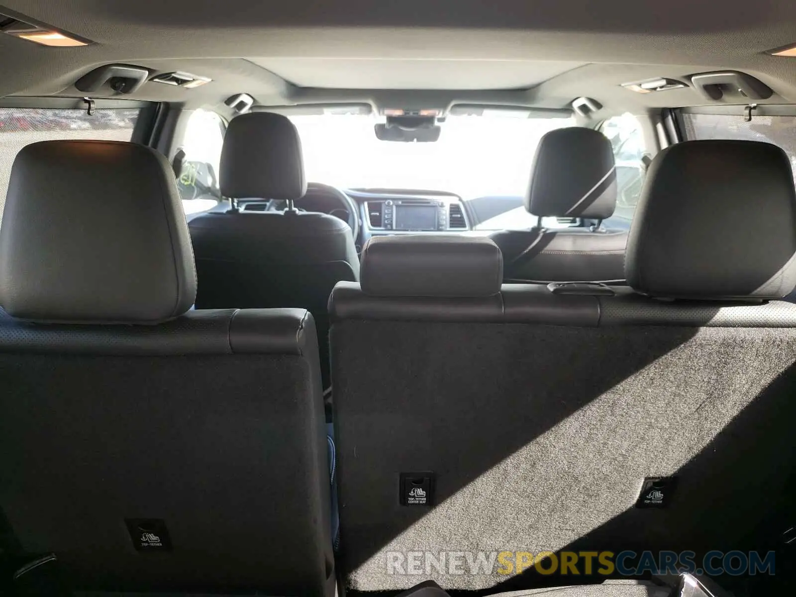 9 Photograph of a damaged car 5TDYZRFH0KS332966 TOYOTA HIGHLANDER 2019