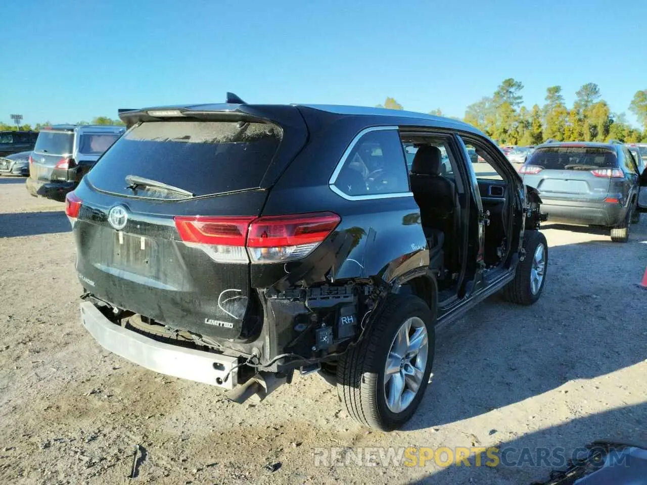 4 Photograph of a damaged car 5TDYZRFH2KS320009 TOYOTA HIGHLANDER 2019