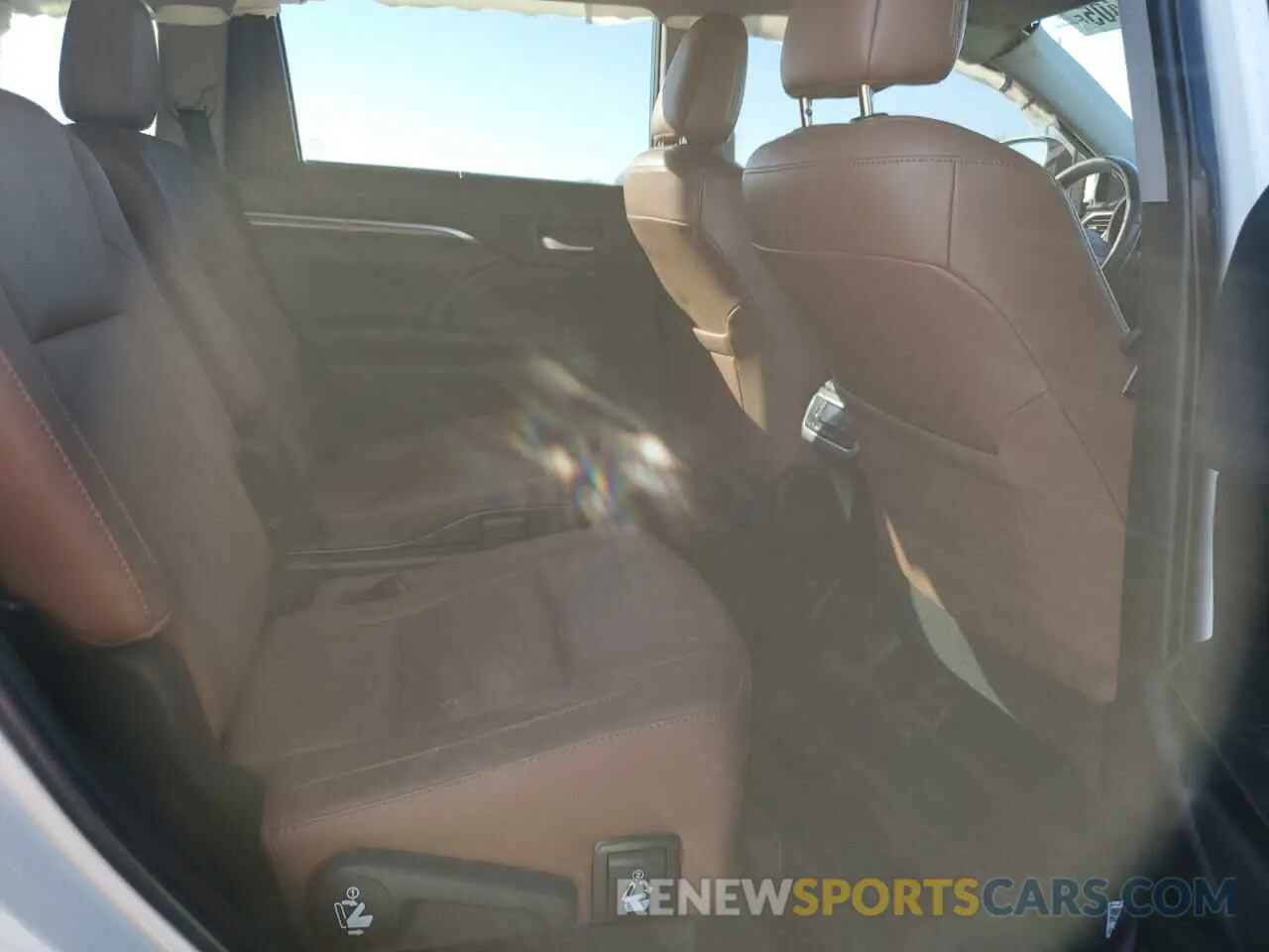 10 Photograph of a damaged car 5TDYZRFH4KS329505 TOYOTA HIGHLANDER 2019