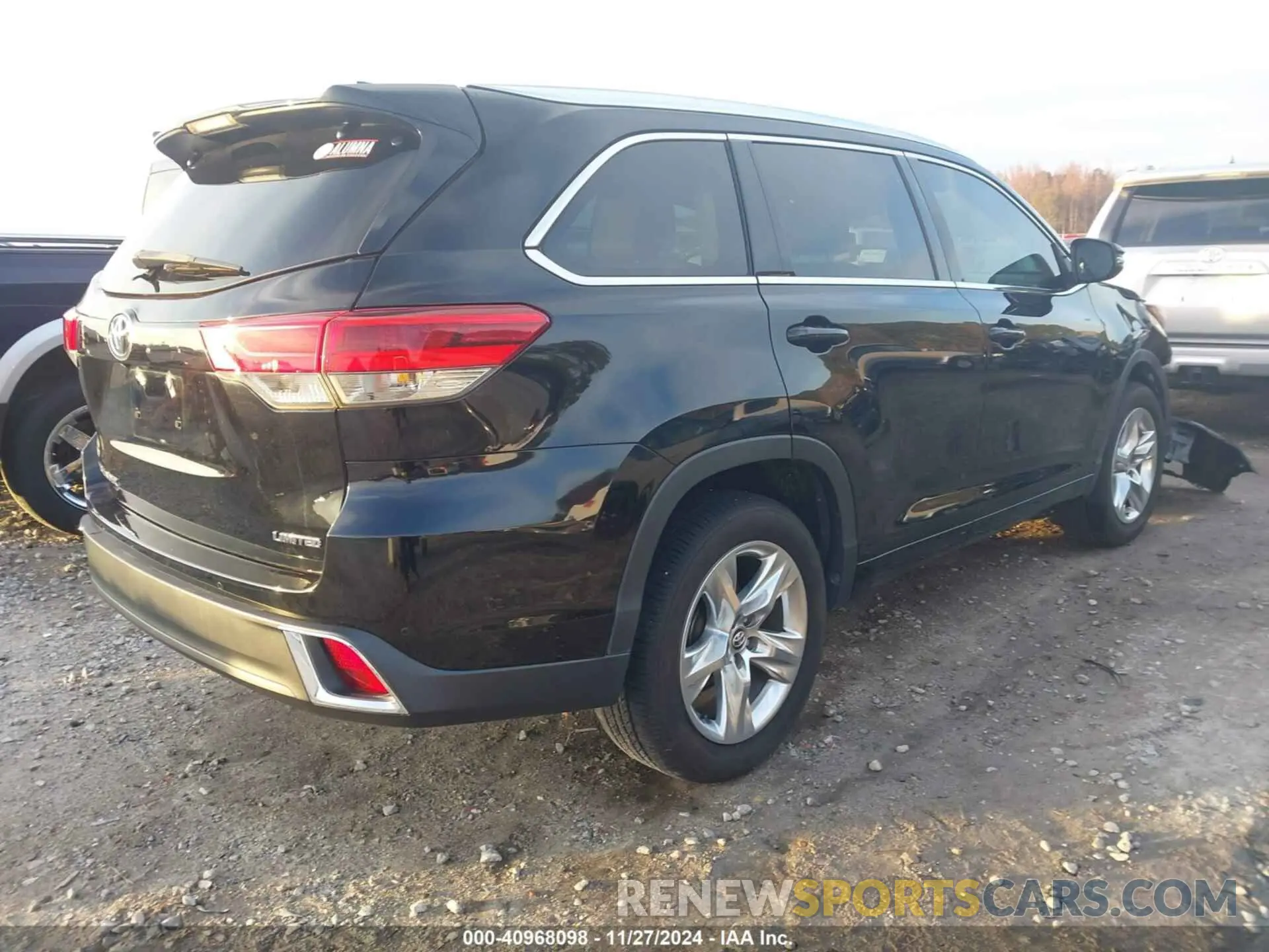 4 Photograph of a damaged car 5TDYZRFH5KS298250 TOYOTA HIGHLANDER 2019