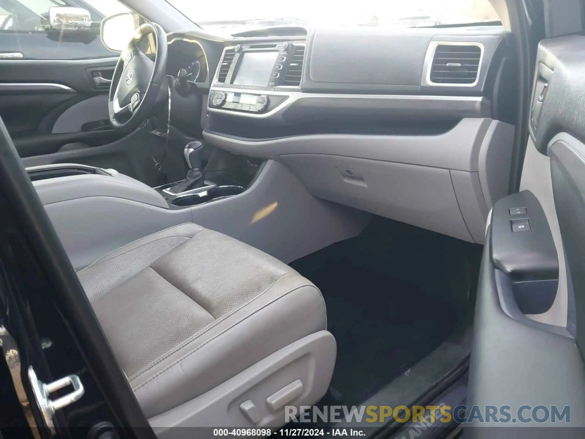 5 Photograph of a damaged car 5TDYZRFH5KS298250 TOYOTA HIGHLANDER 2019