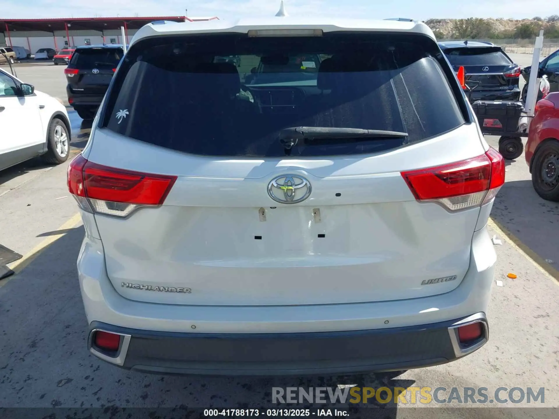 17 Photograph of a damaged car 5TDYZRFHXKS339553 TOYOTA HIGHLANDER 2019