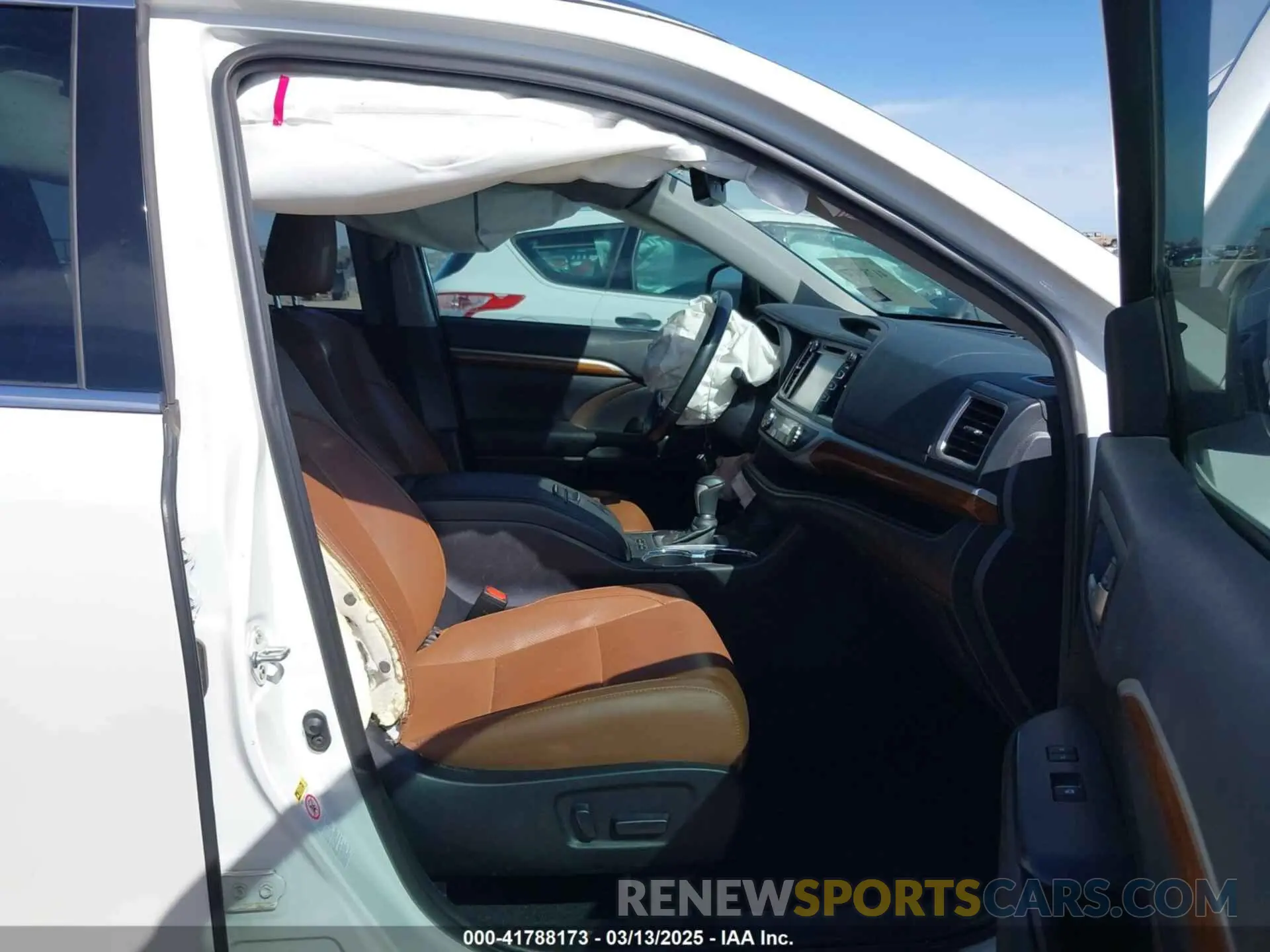 5 Photograph of a damaged car 5TDYZRFHXKS339553 TOYOTA HIGHLANDER 2019