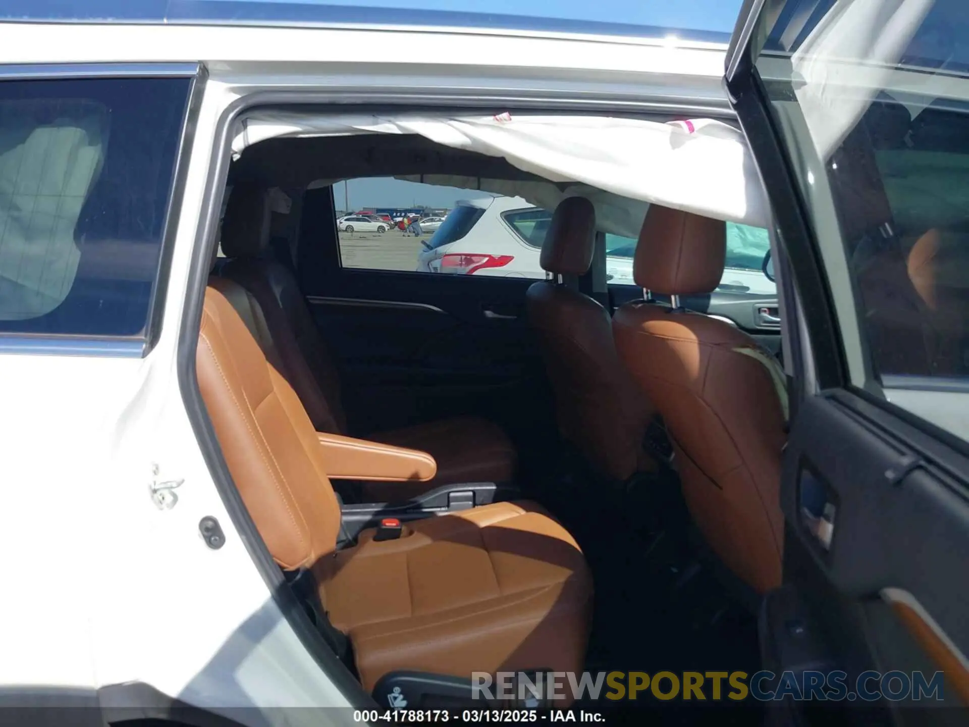 8 Photograph of a damaged car 5TDYZRFHXKS339553 TOYOTA HIGHLANDER 2019