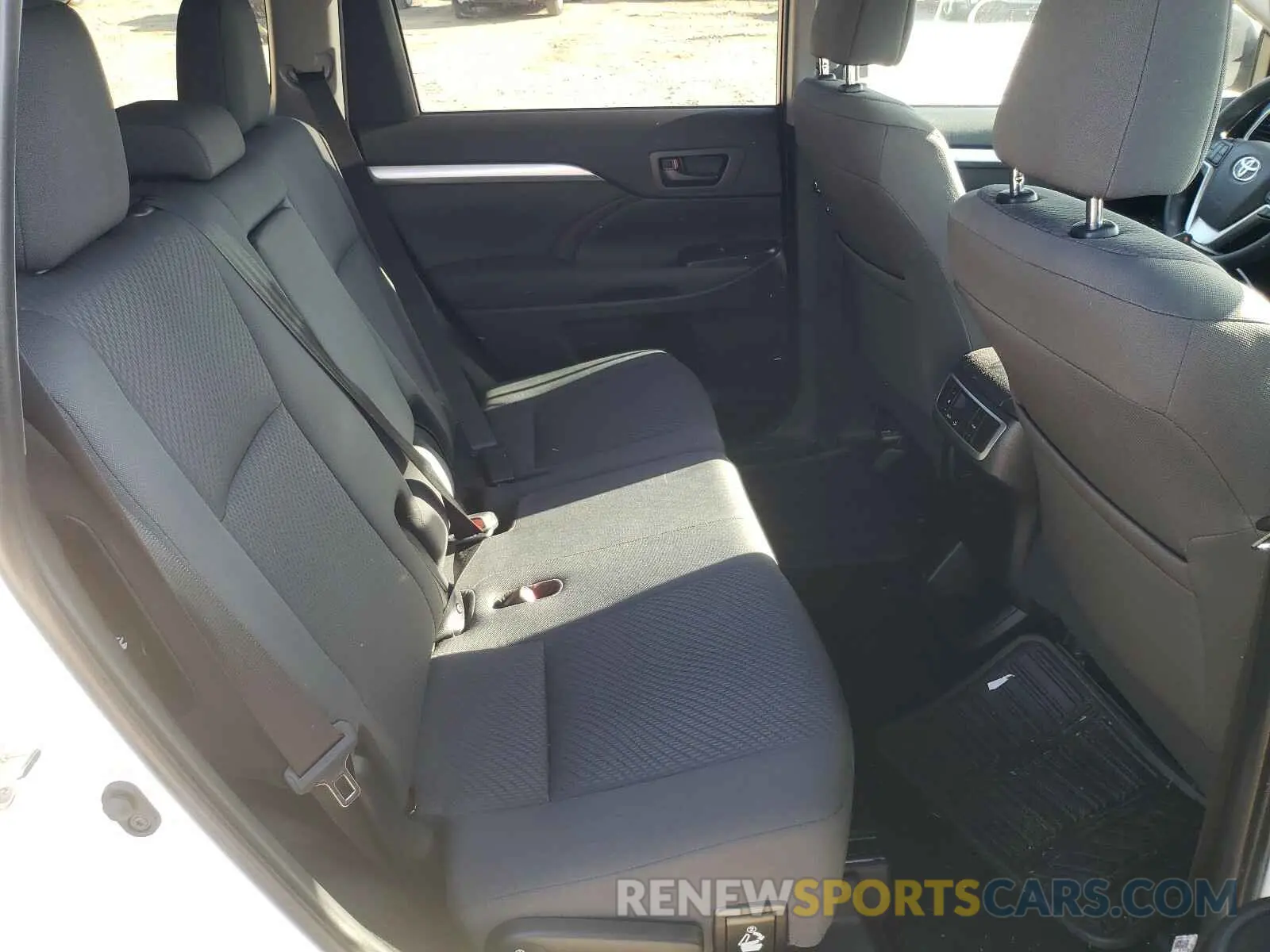6 Photograph of a damaged car 5TDZARFH0KS052377 TOYOTA HIGHLANDER 2019