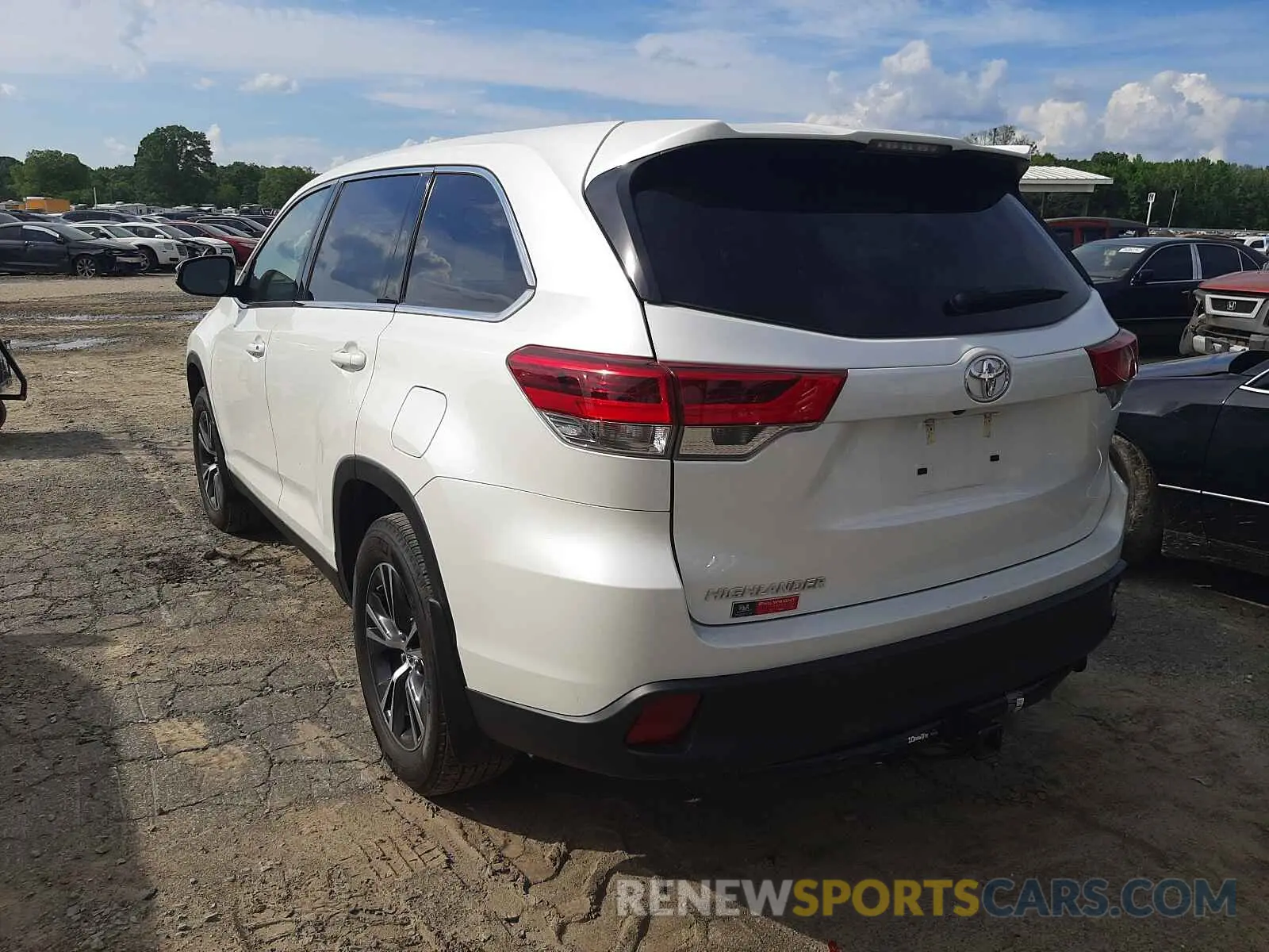 3 Photograph of a damaged car 5TDZARFH0KS057675 TOYOTA HIGHLANDER 2019