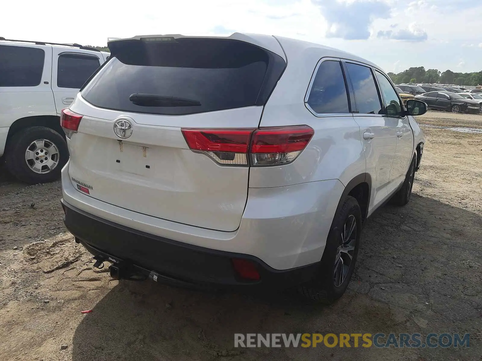 4 Photograph of a damaged car 5TDZARFH0KS057675 TOYOTA HIGHLANDER 2019