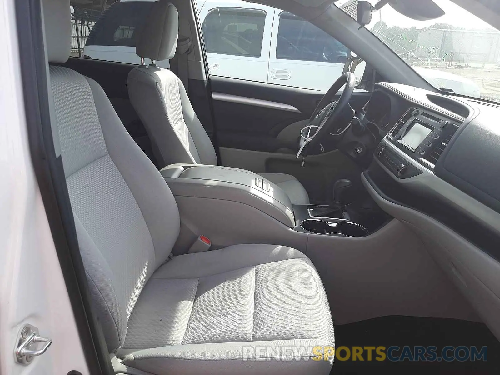 5 Photograph of a damaged car 5TDZARFH0KS057675 TOYOTA HIGHLANDER 2019