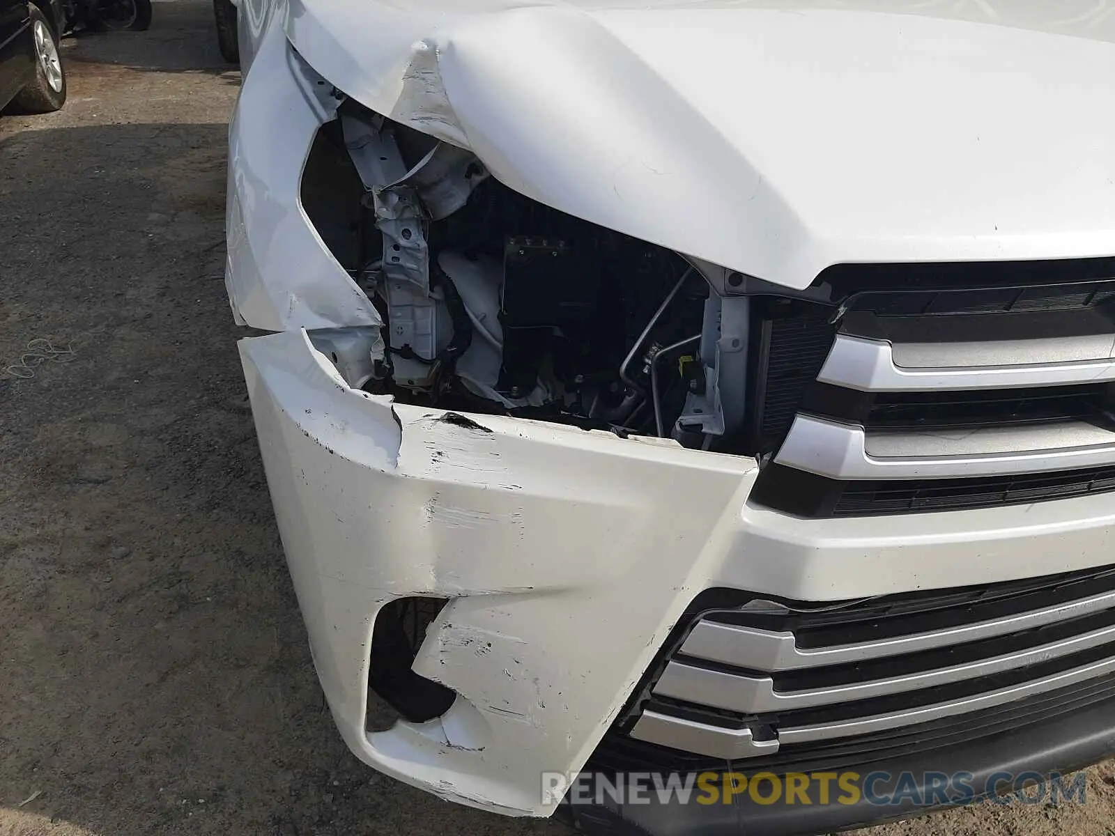 9 Photograph of a damaged car 5TDZARFH0KS057675 TOYOTA HIGHLANDER 2019