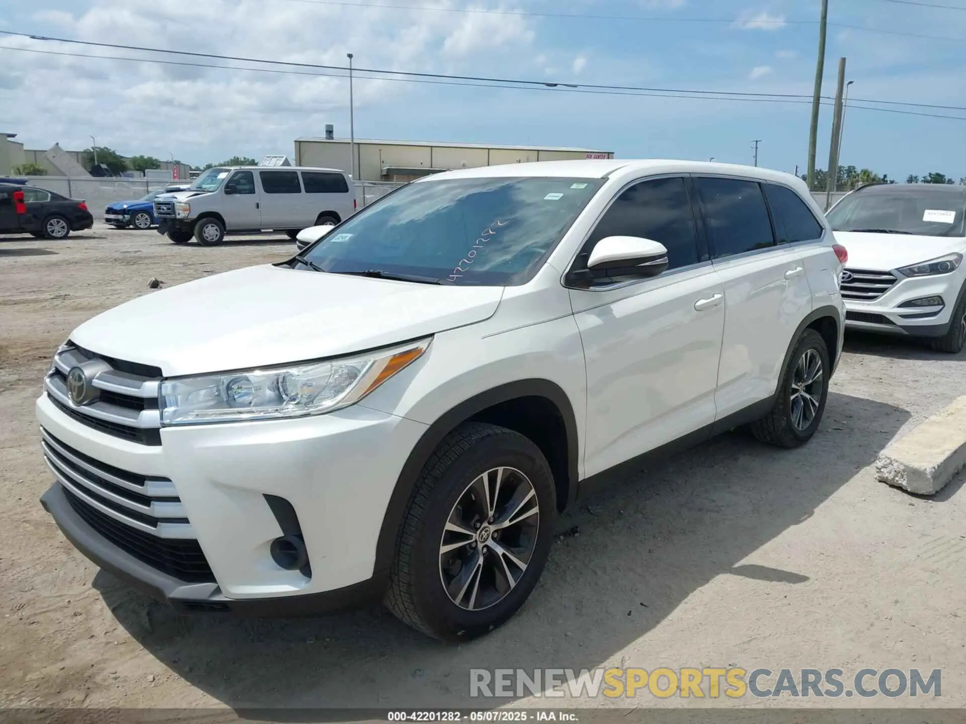 2 Photograph of a damaged car 5TDZARFH0KS060236 TOYOTA HIGHLANDER 2019