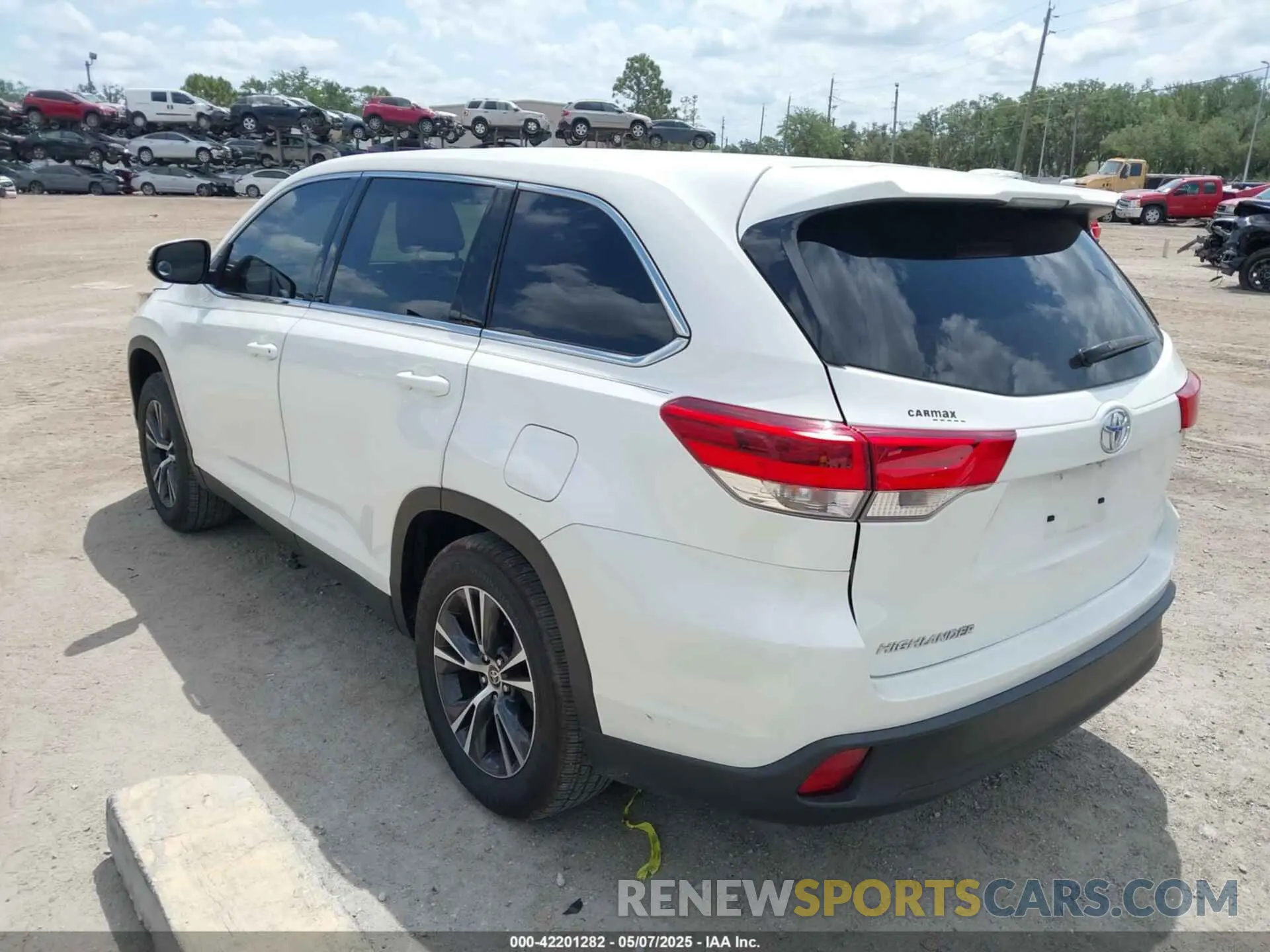 3 Photograph of a damaged car 5TDZARFH0KS060236 TOYOTA HIGHLANDER 2019