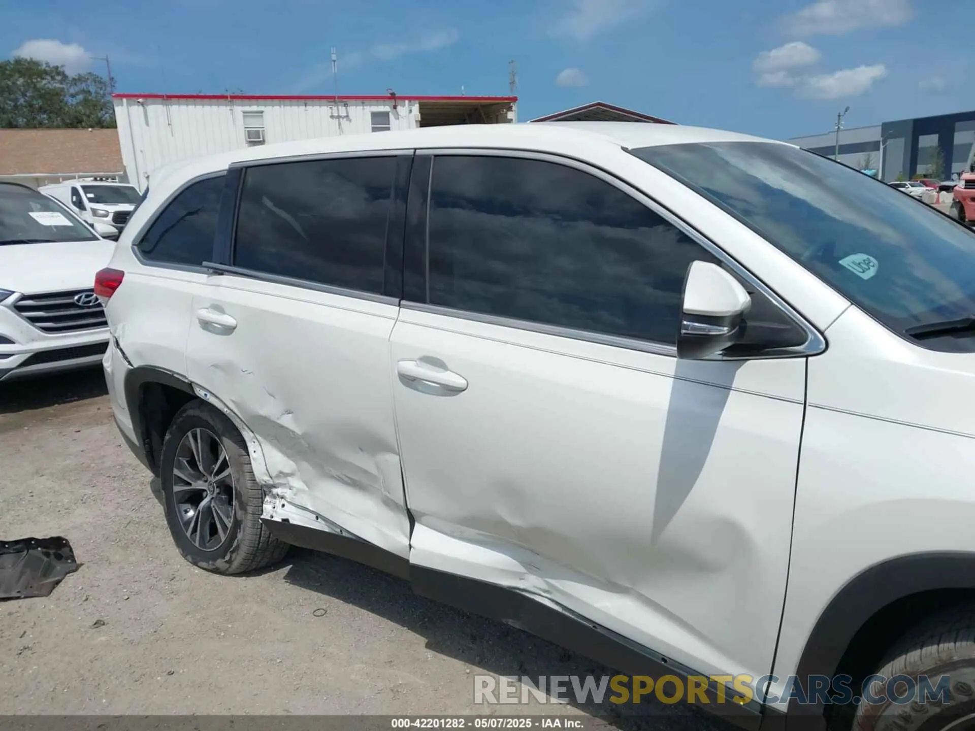 6 Photograph of a damaged car 5TDZARFH0KS060236 TOYOTA HIGHLANDER 2019