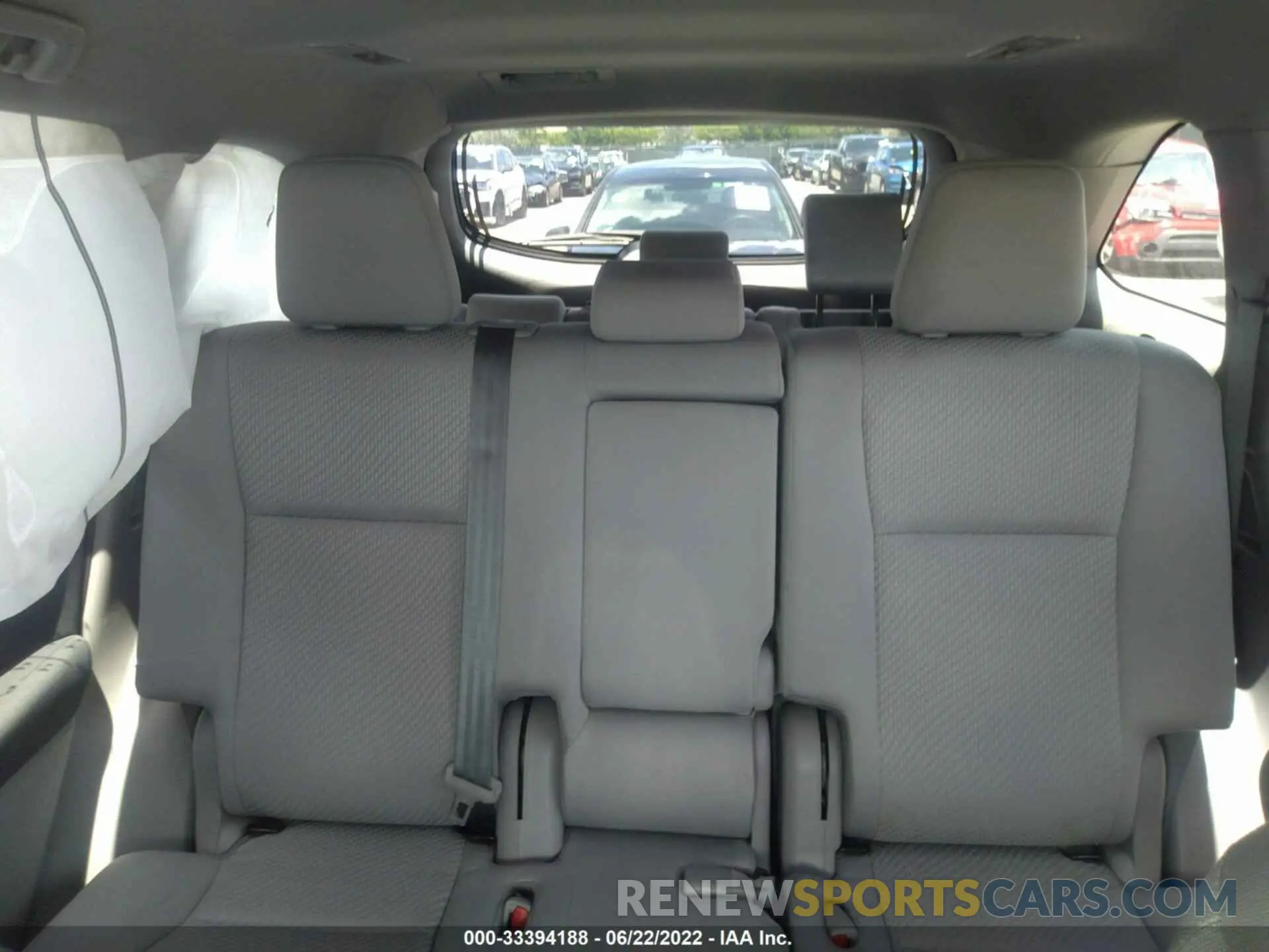 8 Photograph of a damaged car 5TDZARFH0KS060267 TOYOTA HIGHLANDER 2019