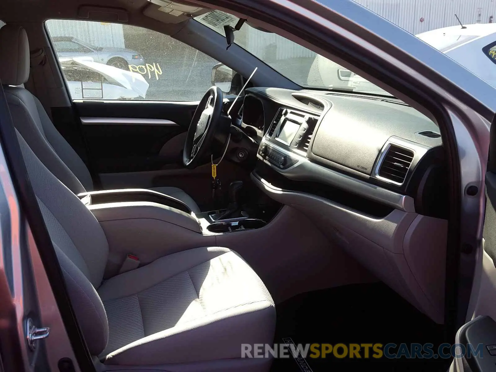 5 Photograph of a damaged car 5TDZARFH1KS051934 TOYOTA HIGHLANDER 2019