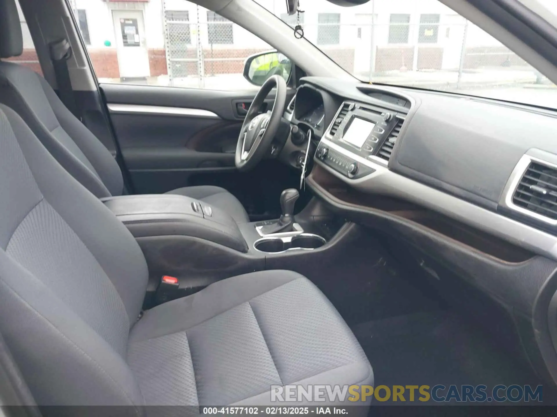 5 Photograph of a damaged car 5TDZARFH1KS055739 TOYOTA HIGHLANDER 2019