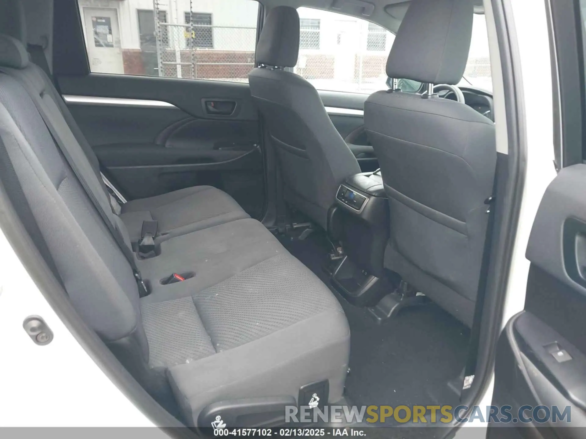 8 Photograph of a damaged car 5TDZARFH1KS055739 TOYOTA HIGHLANDER 2019