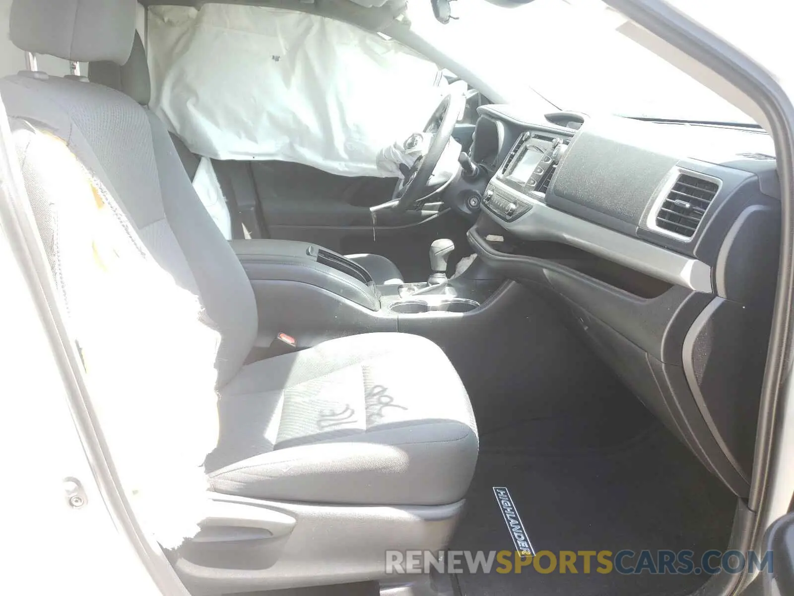 5 Photograph of a damaged car 5TDZARFH2KS048024 TOYOTA HIGHLANDER 2019