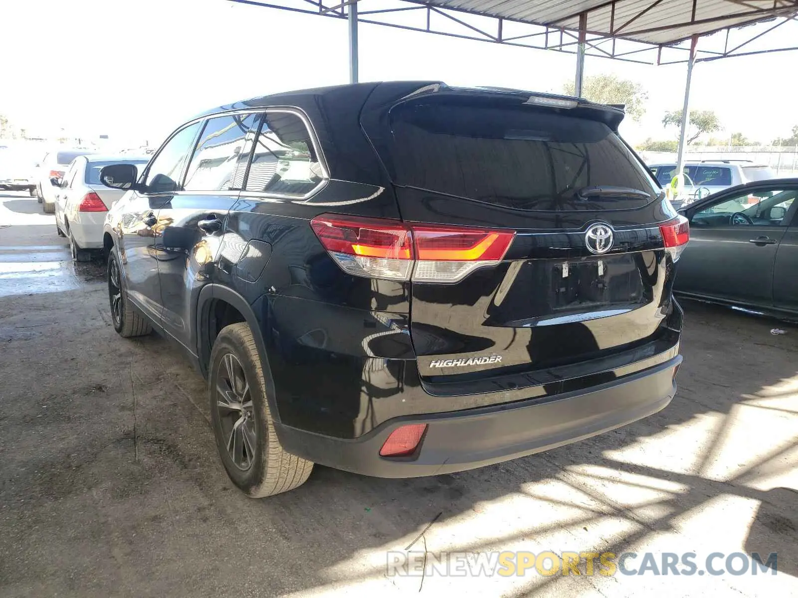 3 Photograph of a damaged car 5TDZARFH2KS050470 TOYOTA HIGHLANDER 2019