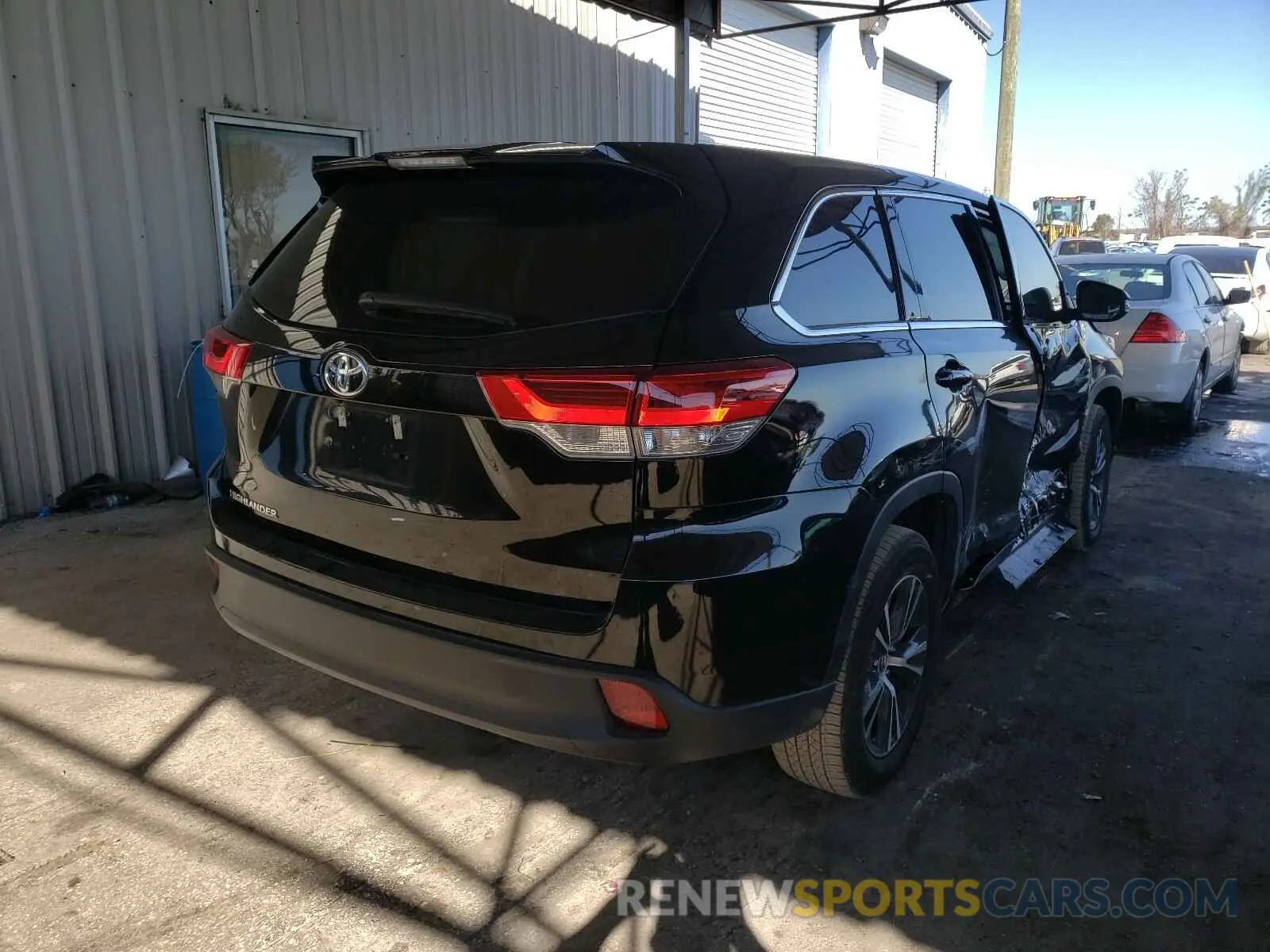 4 Photograph of a damaged car 5TDZARFH2KS050470 TOYOTA HIGHLANDER 2019